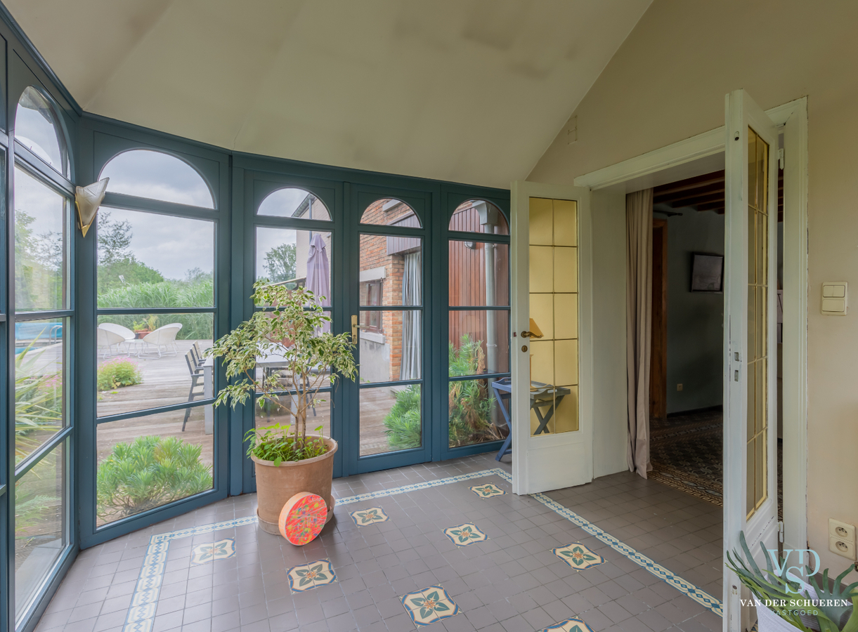 Authentieke herenwoning met atelier / bureau's. 