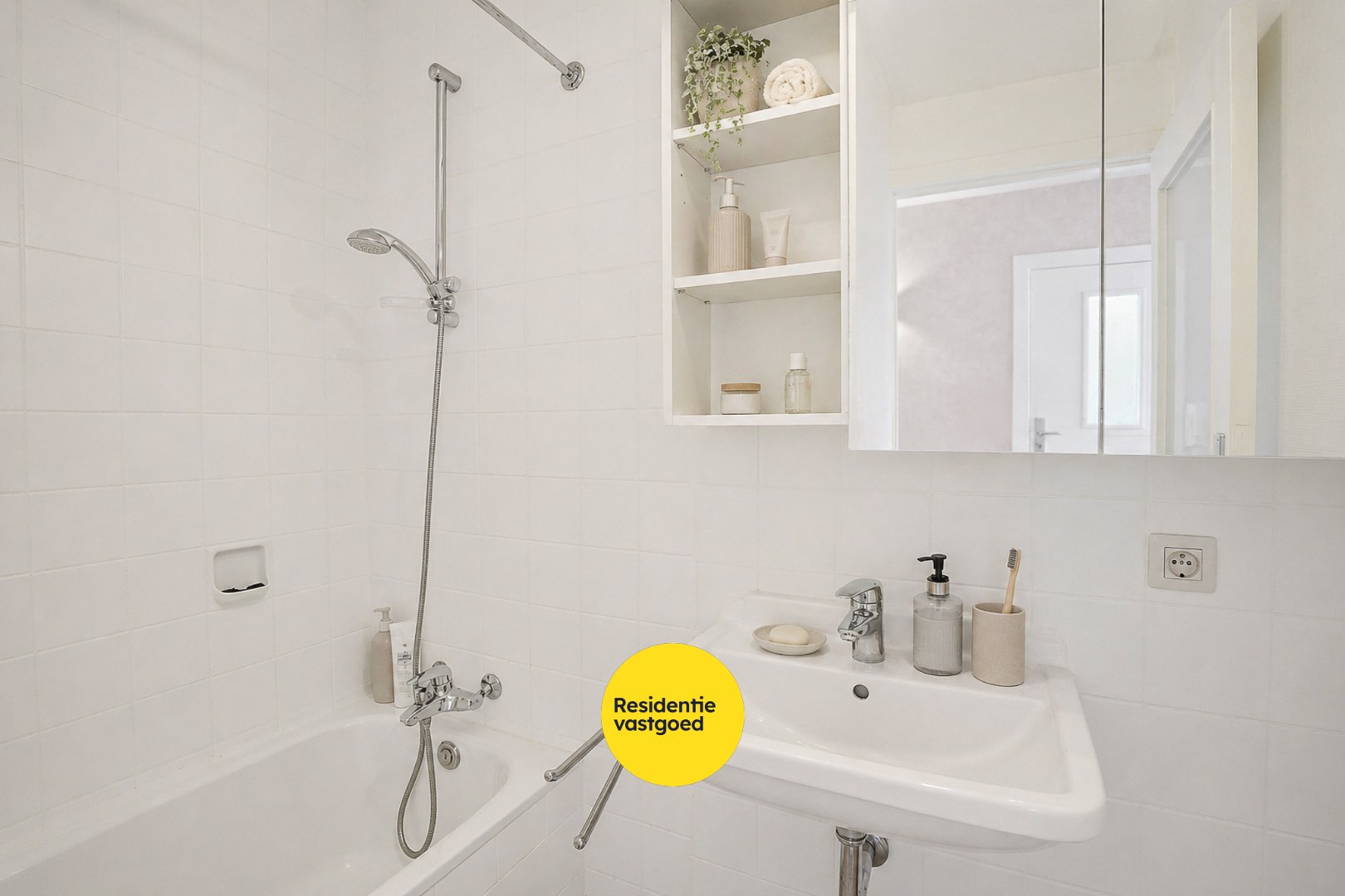 Instapklaar appartement met 2 slpks en garage te Sint-Andries! 