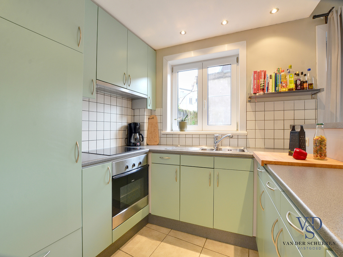 Ruime, degelijke bel-étage nabij Sint-Pieters-station. TOPPER !! 