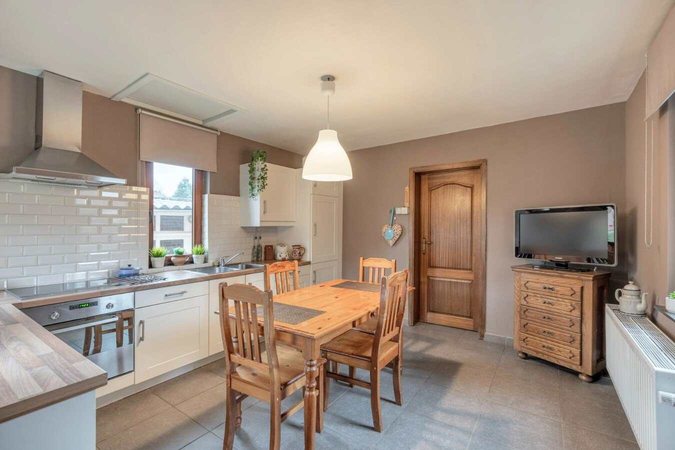 Instapklare woning op een leuke locatie te As. 