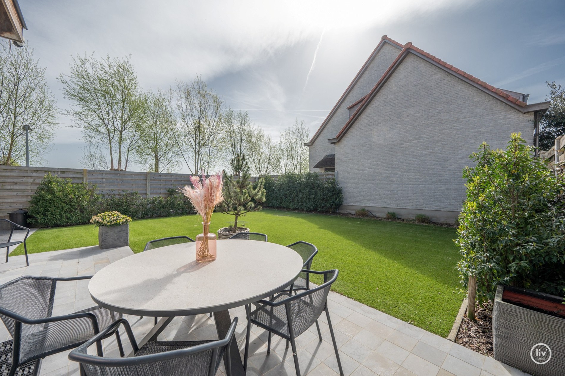 Prachtige halfopen woning met 5 slaapkamers en mooie tuin gelegen in Knokke. 