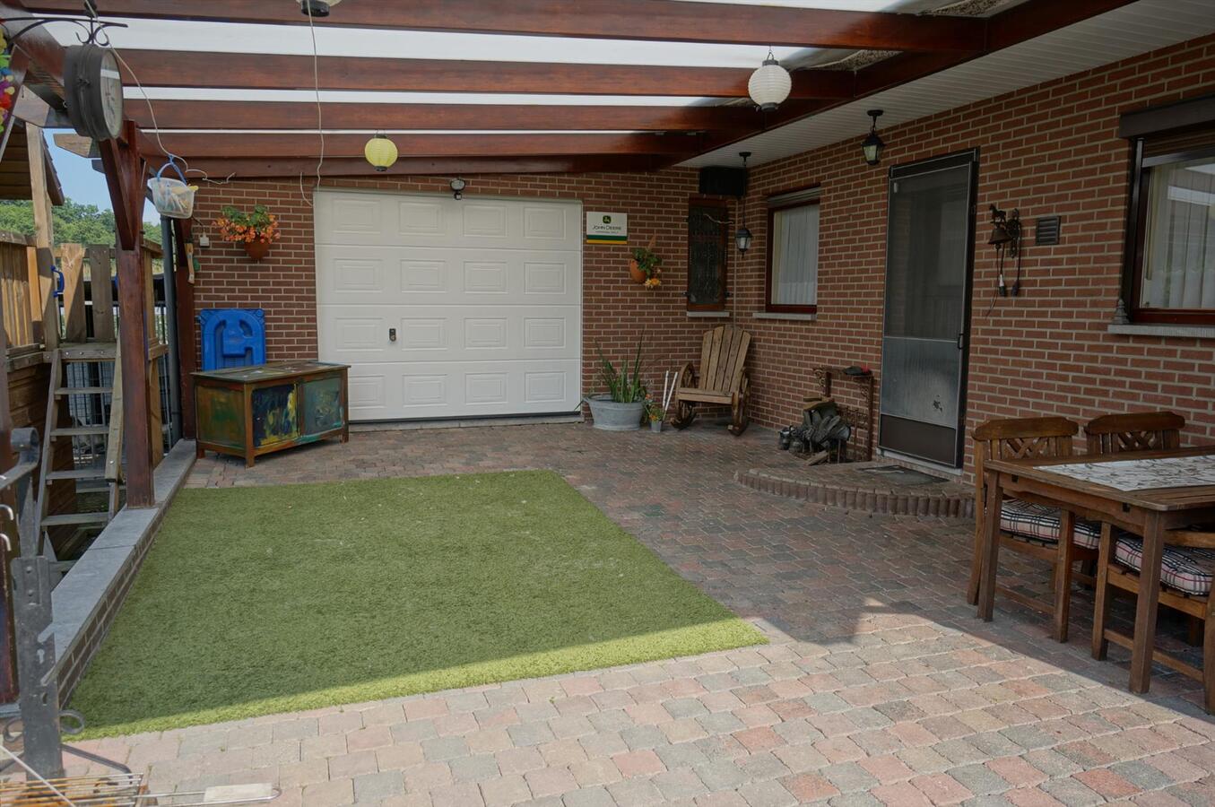 Landhuis met stallen, piste en weide op ca. 3800m² te Neerpelt (Limburg) 