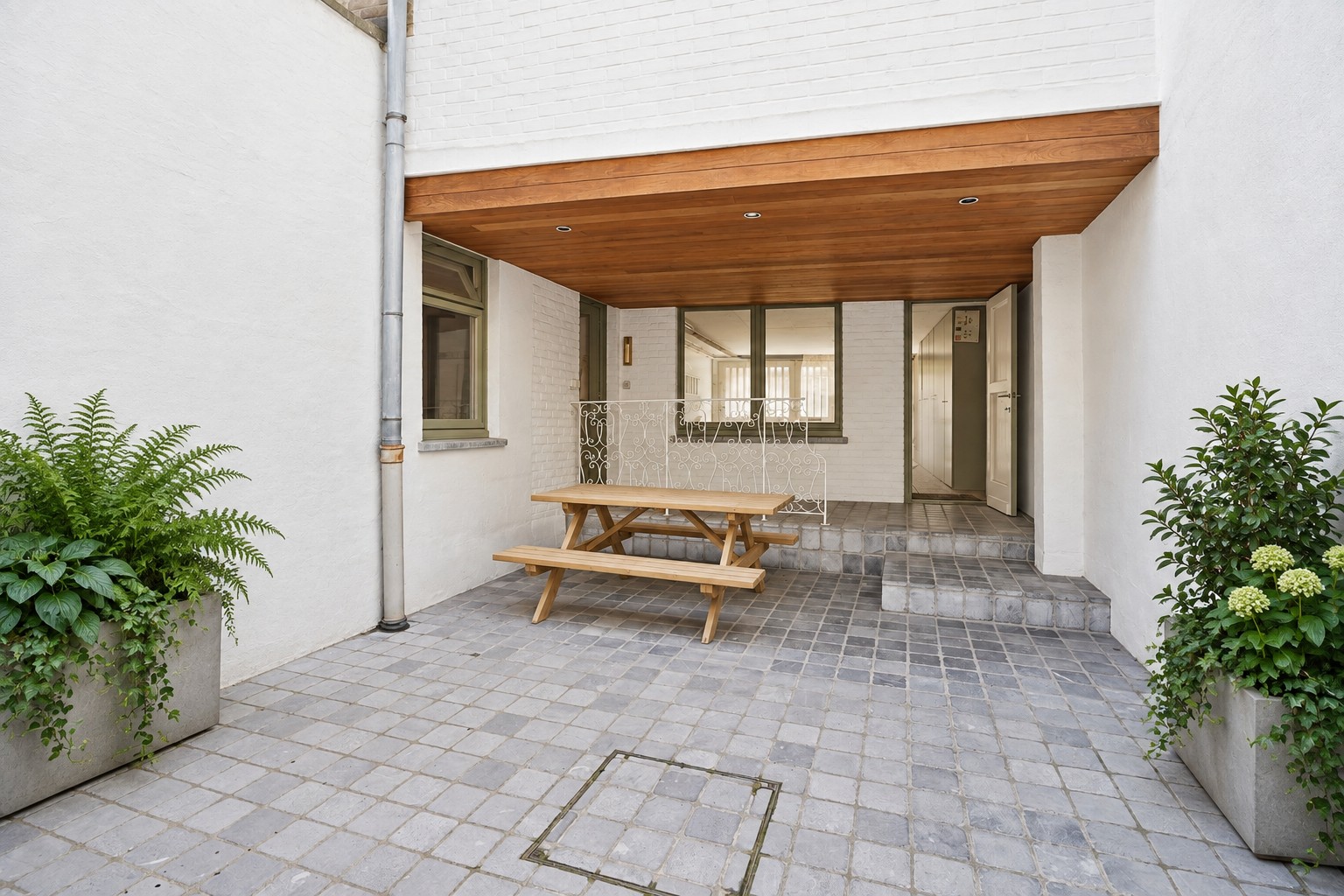Multifunctionele woning met handelsruimte in hartje Veurne. 