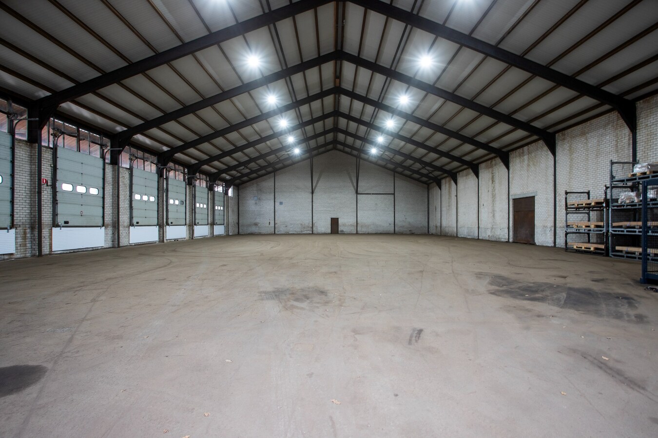 Te huur: “Opslag/overslaghal met buiten terrein”  aan de Rijt 31 te Luyksgestel, voorheen van KLG met buitenterrein. 