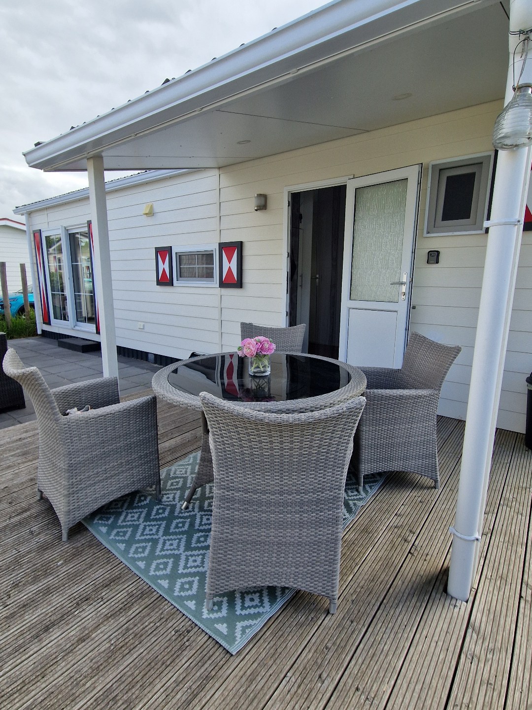 Ontsnap aan de dagelijkse drukte en geniet van een heerlijke vakantie in de te koop aangeboden sfeervolle chalet (nr. 244) op park Duinzicht te Koudekerke! 