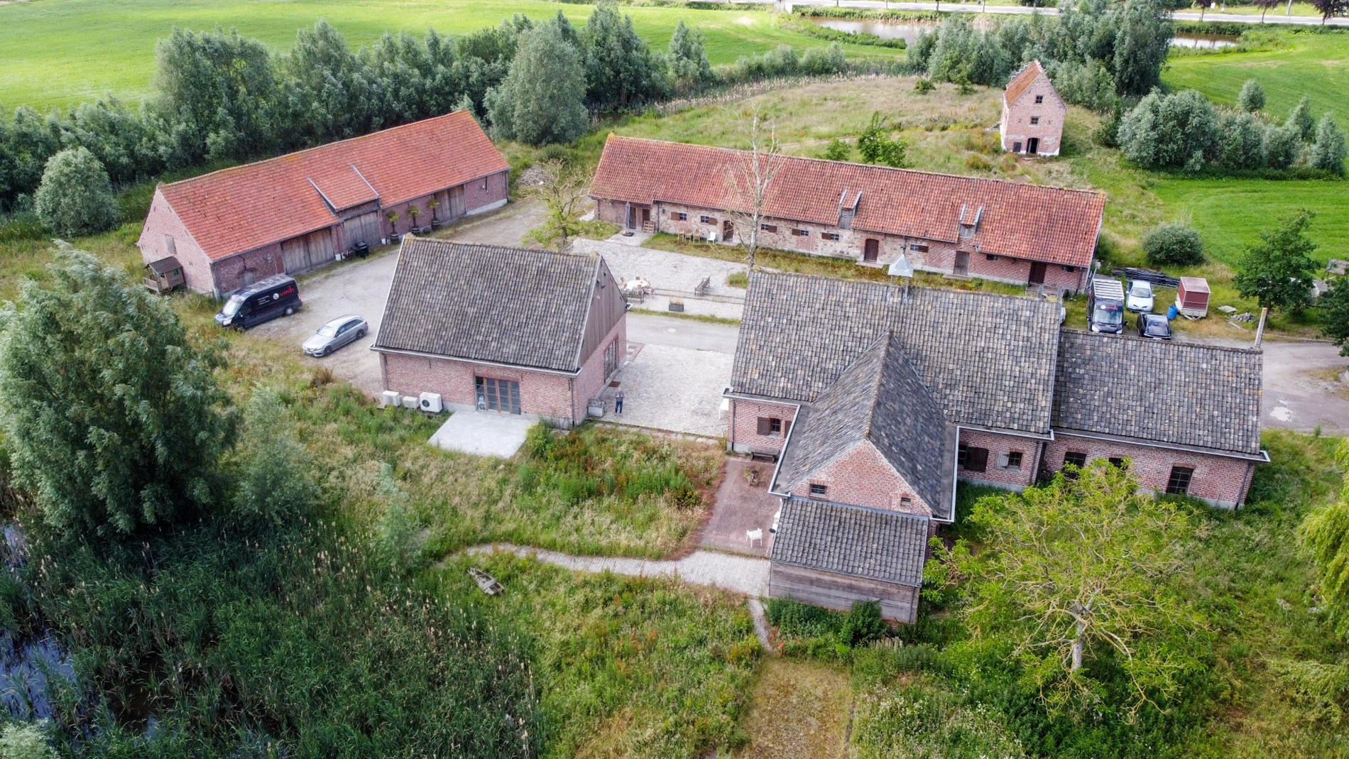 Authenthieke hoeve met bijgebouwen op een domein van ca 2,3 hectare 