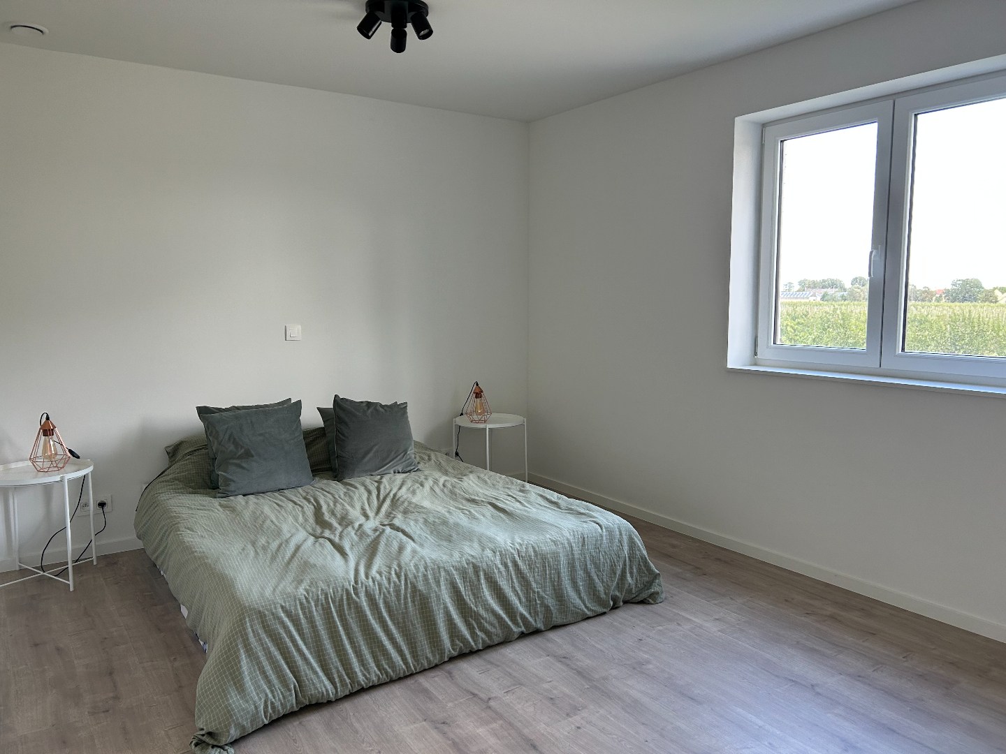 Stijlvolle en ruime nieuwbouwwoning met garage en tuin op 555 m² 