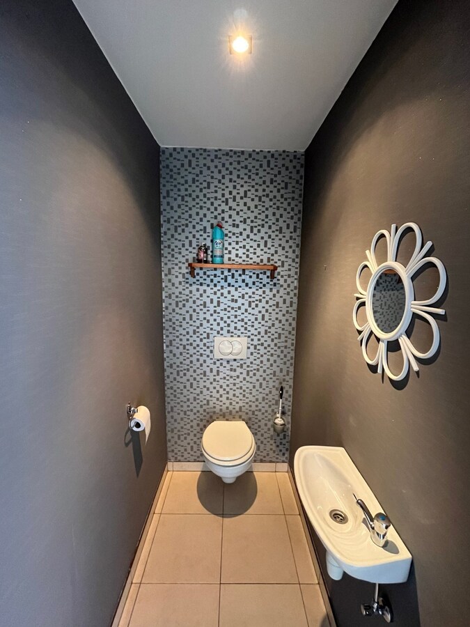 Bijzonder ruime, praktisch ingedeelde gezinswoning 