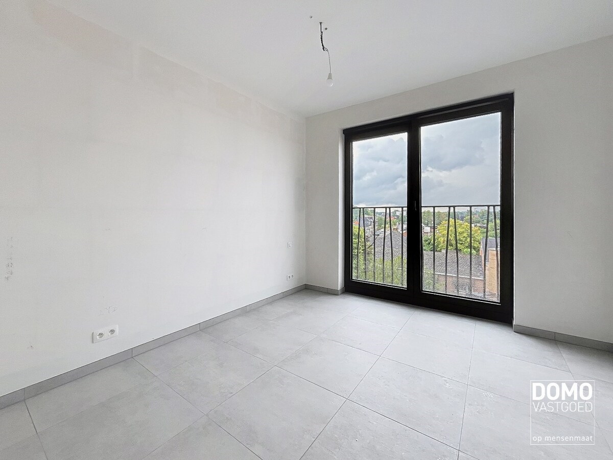 VOLLEDIG AFGEWERKT NIEUWBOUWAPPARTEMENT MET 1 SLAAPKAMER, TERRAS EN ONDERGRONDSE AUTOSTANDPLAATS IN RESIDENTIE "DE KWINT" TE ZONHOVEN 