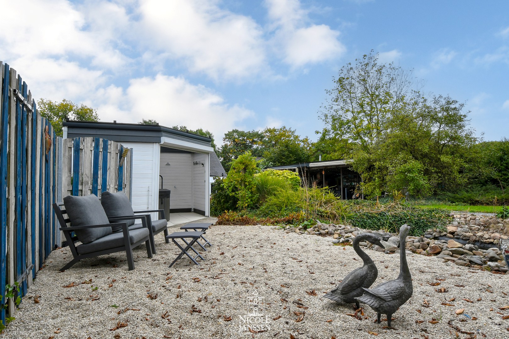 Diepe tuin met gezellige terrasjes