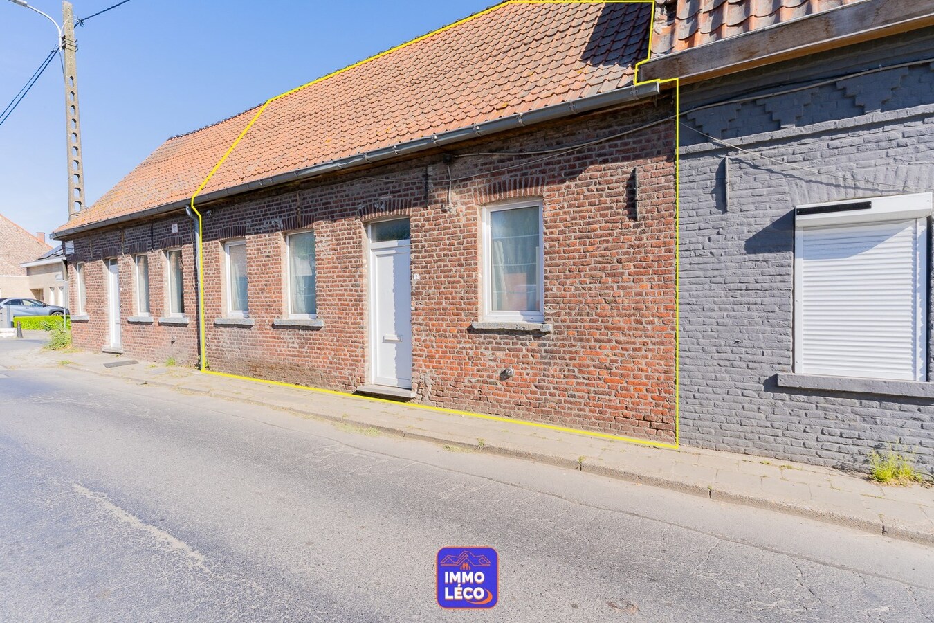 Maison avec jardin, située dans une rue calme. 