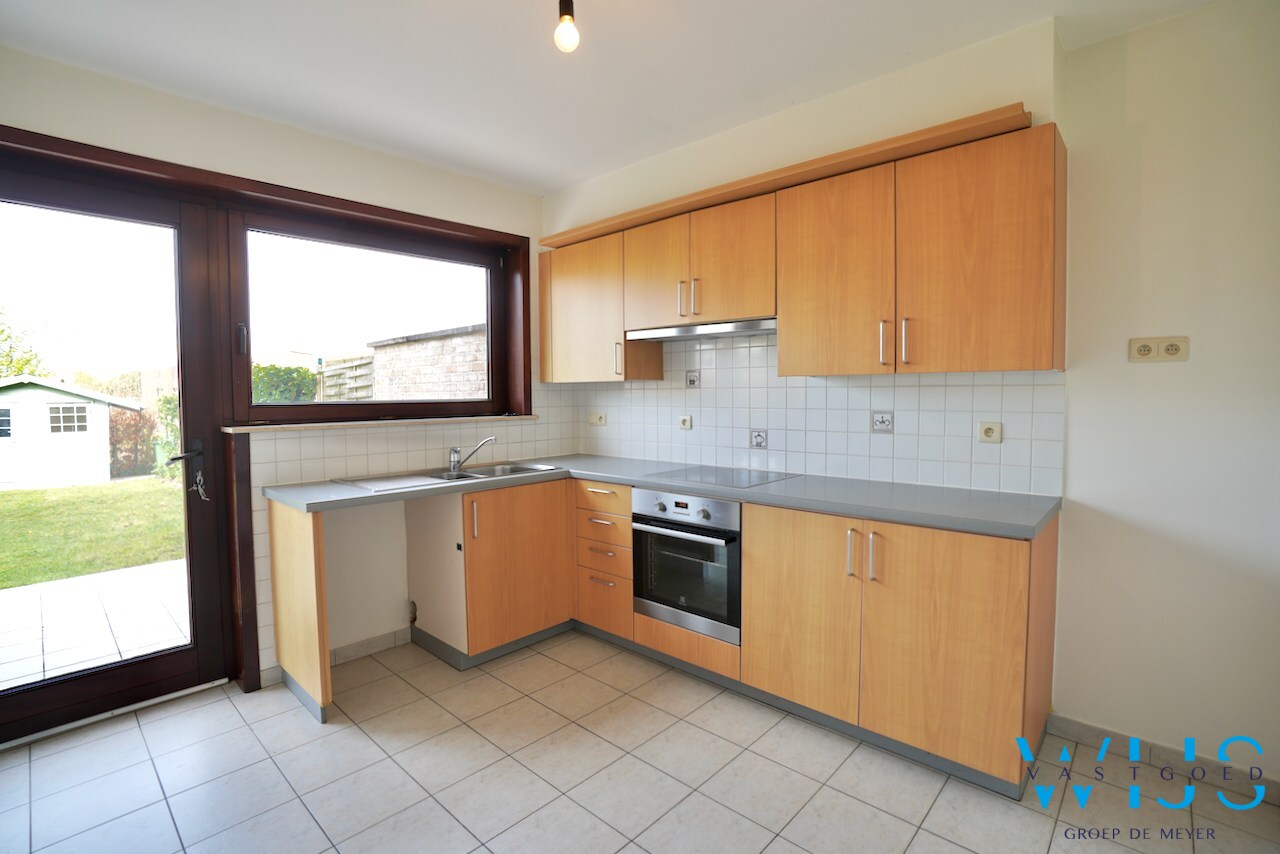 Instapklaar woonhuis in woonwijk te Eeklo! 