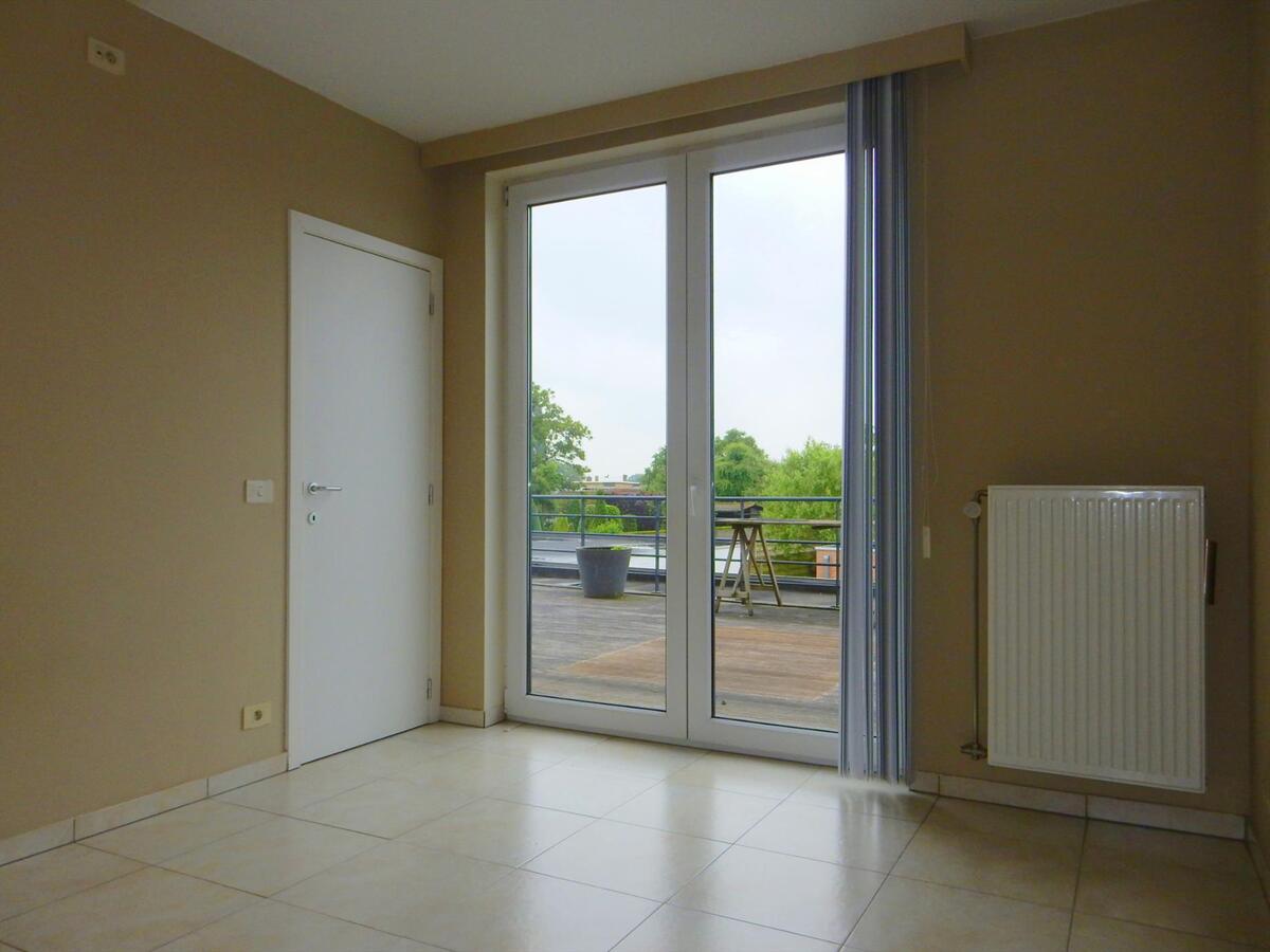 Lichtrijk appartement met groot terras en garagebox 