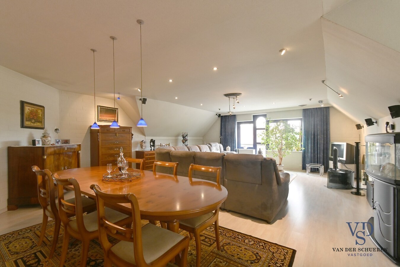 Ruim handelspand met penthouse in villastijl 