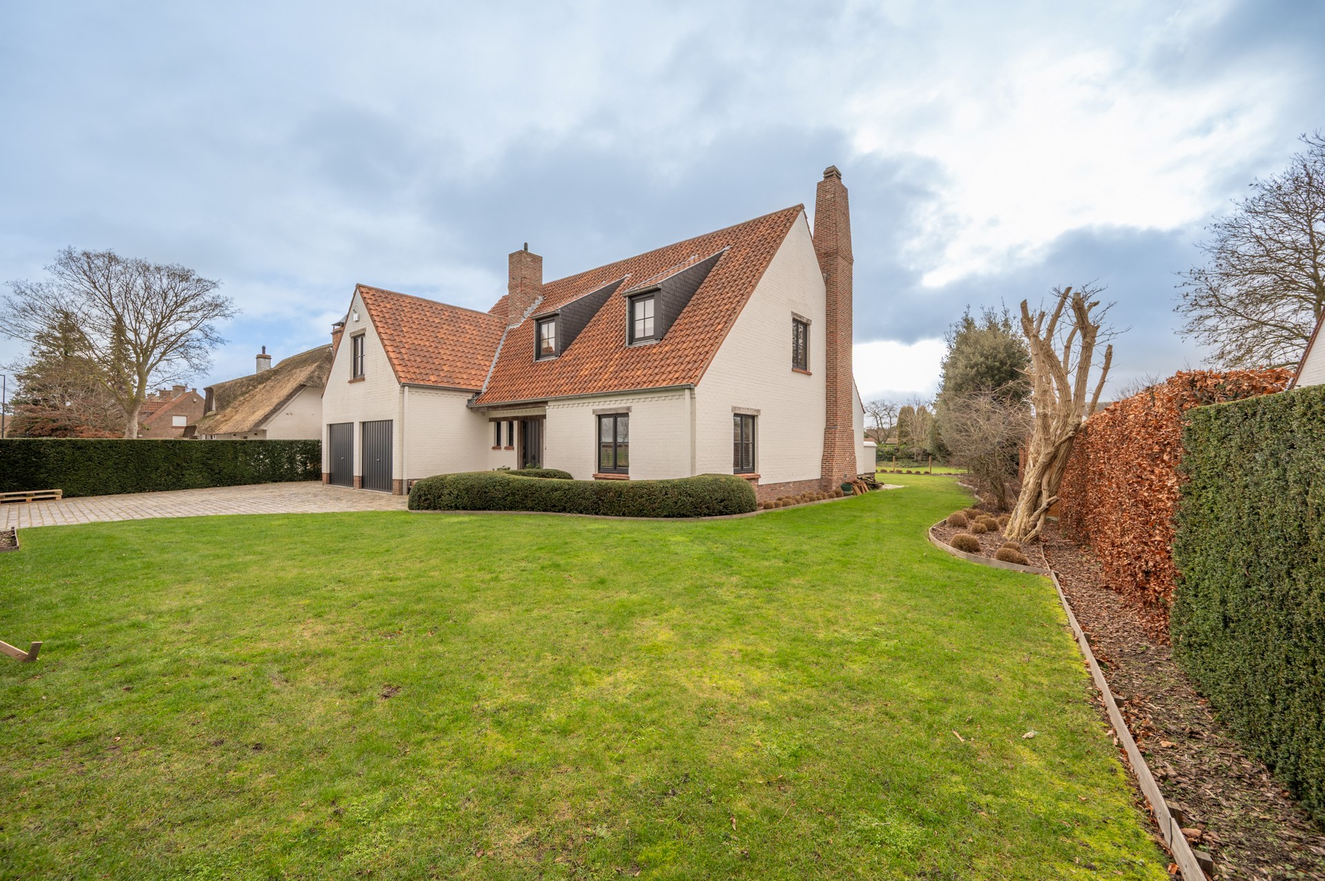 prachtig gerenoveerde alleenstaande villa geniet van een uitstekende centrale ligging, op slechts enkele minuten van het centrum van Knokke. 