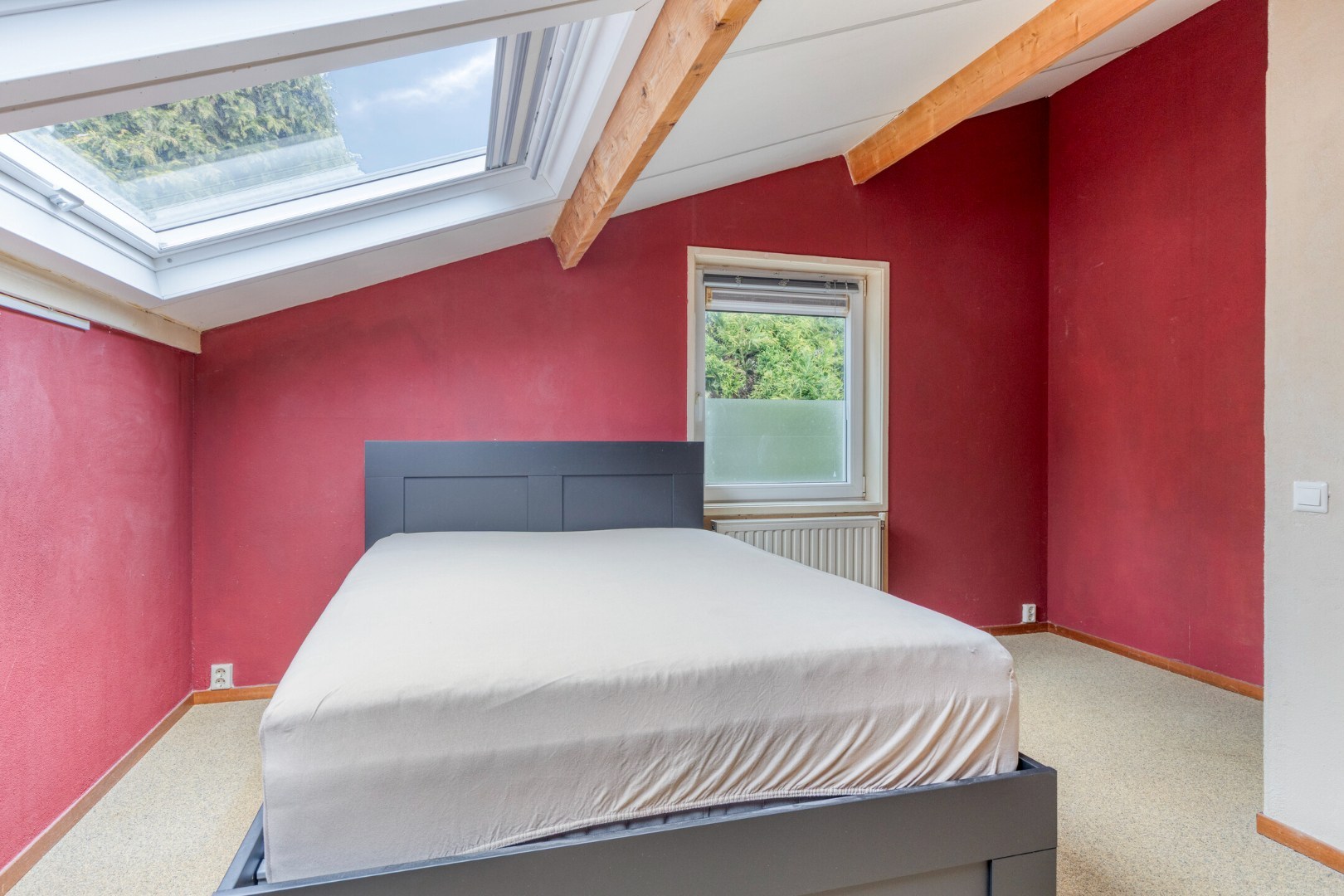 T.A. Makelaardij biedt aan: Populierenlaan 2 te Kamperland. Op loopafstand (ca. 200m.) van het Veerse Meer staat deze rustig gelegen vrijstaande woning op een royaal perceel (860m2) aan een doodlopend 