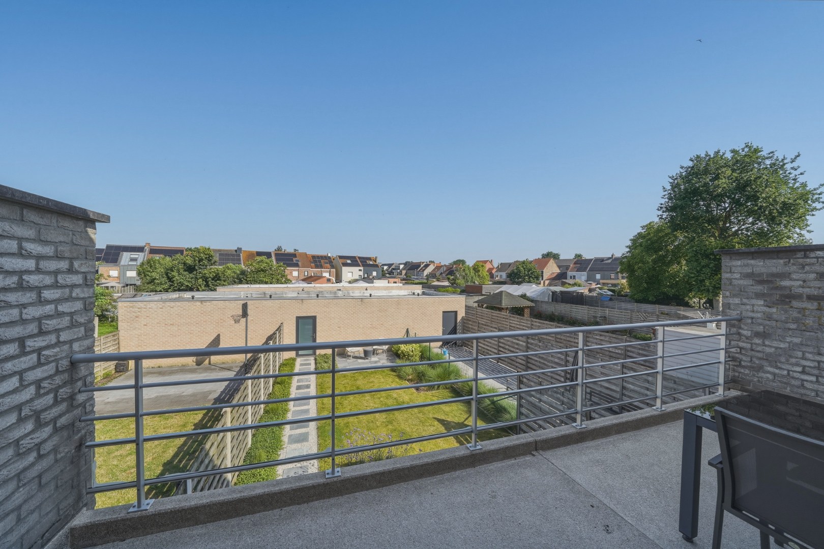 Instapklare recente woning met zeer ruime garage en tuin in Oudenburg 