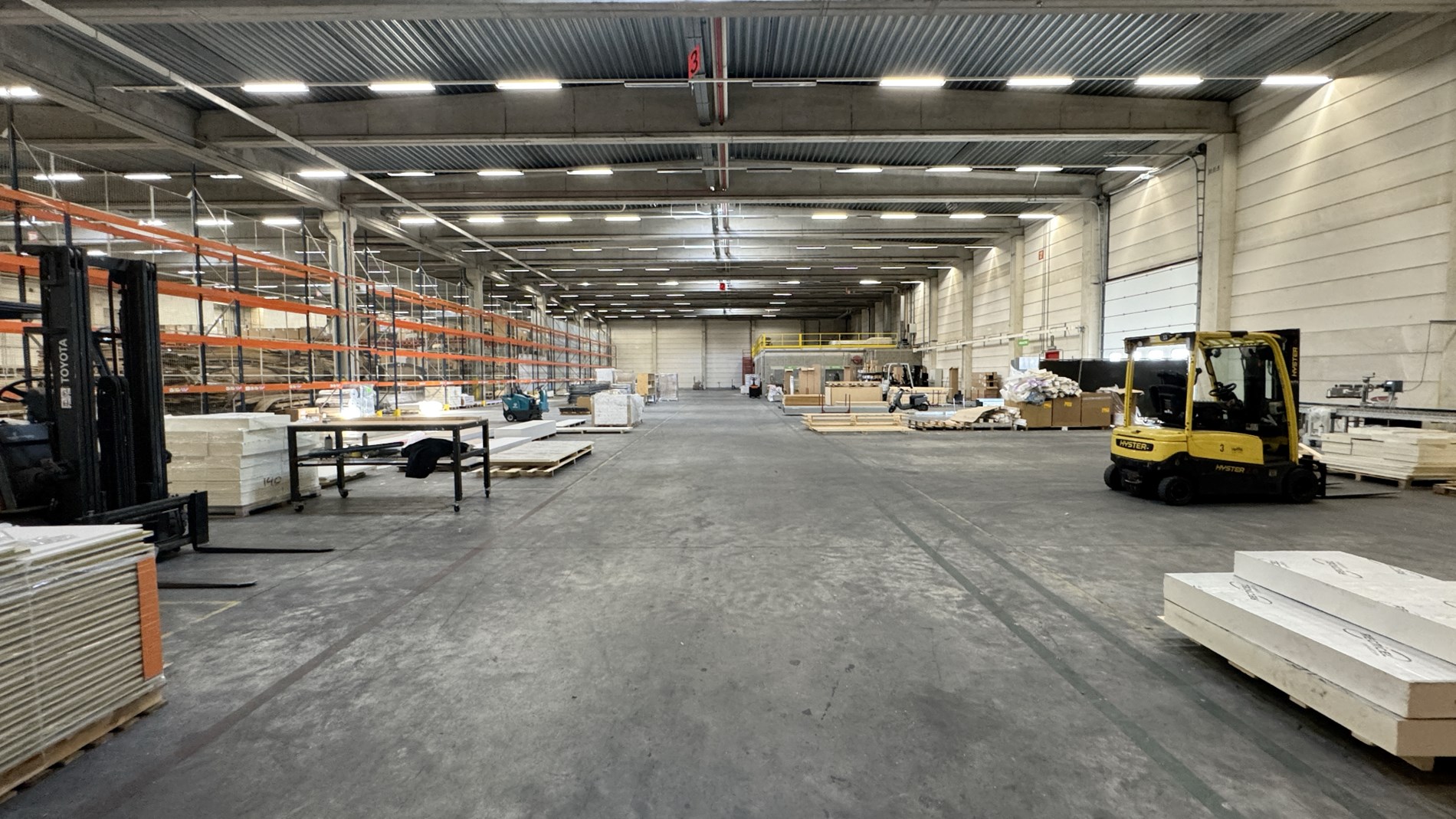 Loods met kantoor te huur nabij E19 in Mechelen