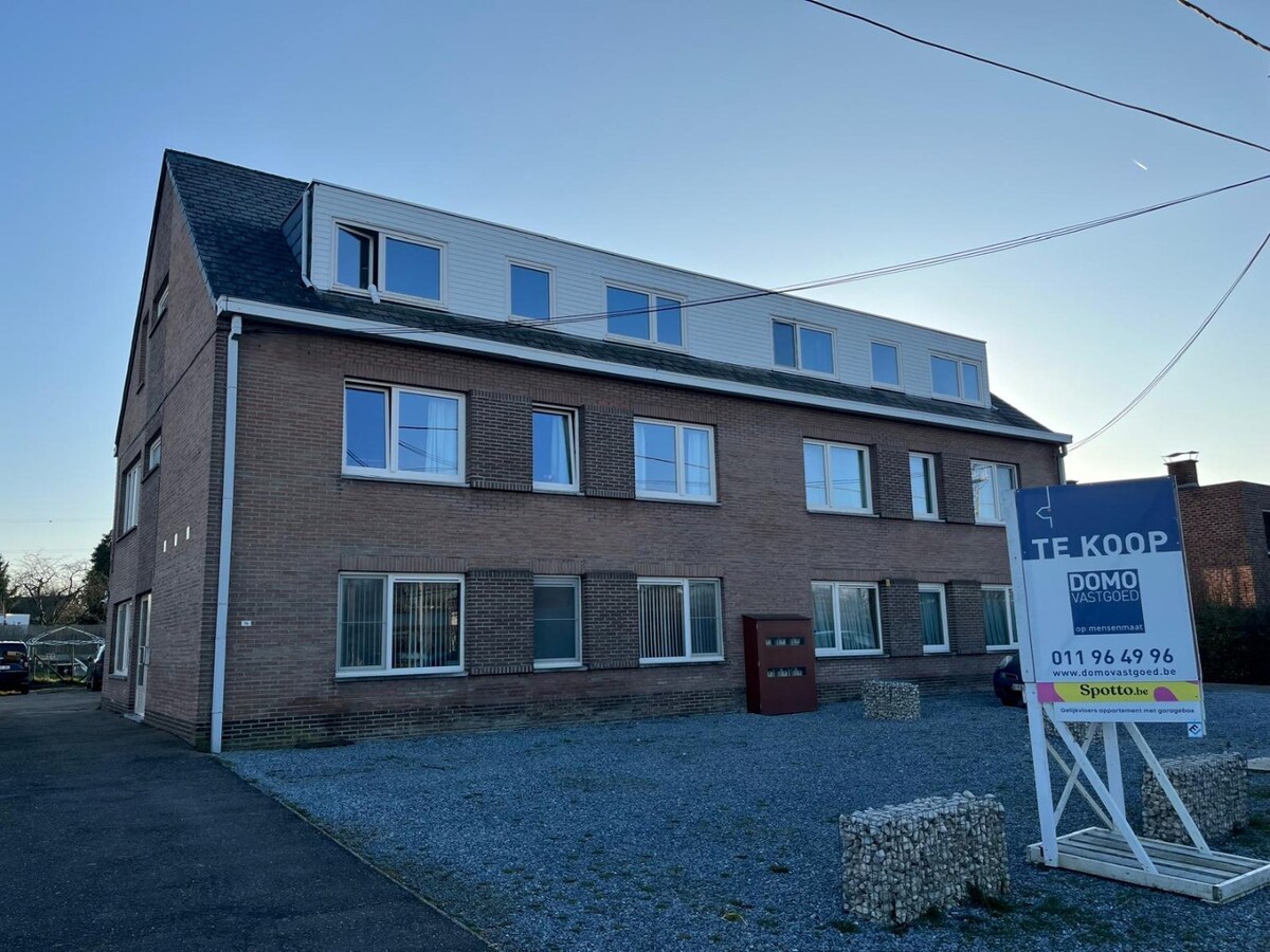 GEZELLIG, GERENOVEERD TWEE SLAAPKAMERAPPARTEMENT MET TUIN EN GARAGE TE HASSELT 