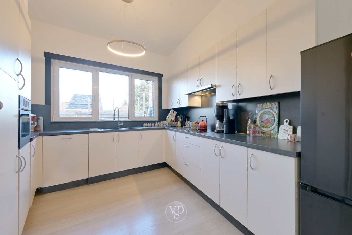Exceptioneel ruim appartement in centrum Gavere. 