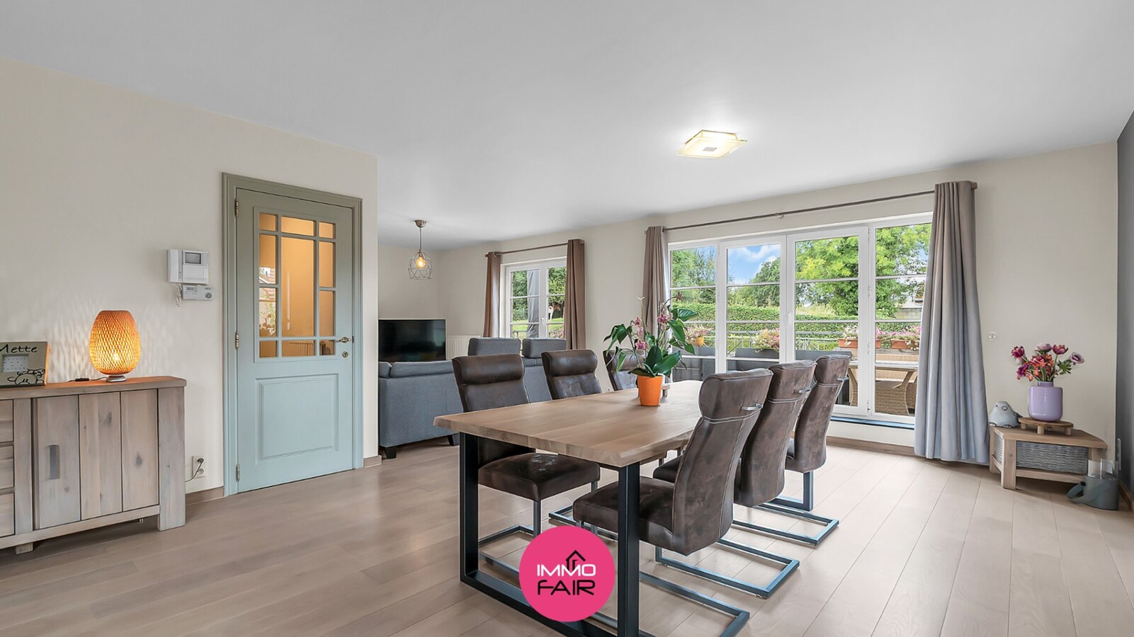 Ruim duplex appartement met privatief terras en garage in Hees 