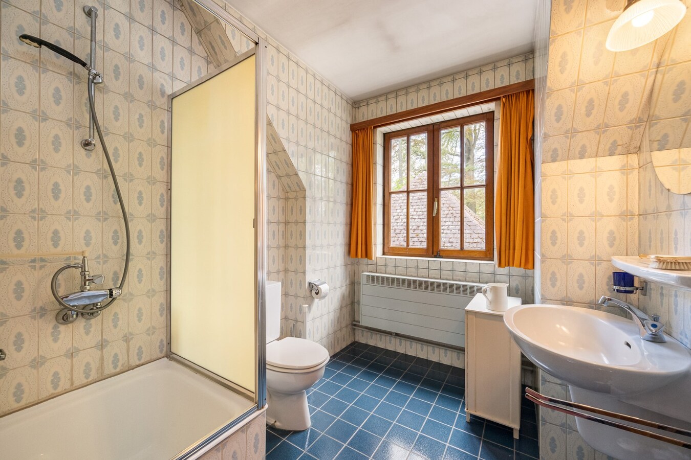 Villa met praktijkruimte en dubbele garage op riant perceel van 2.010 m² te Schoten 