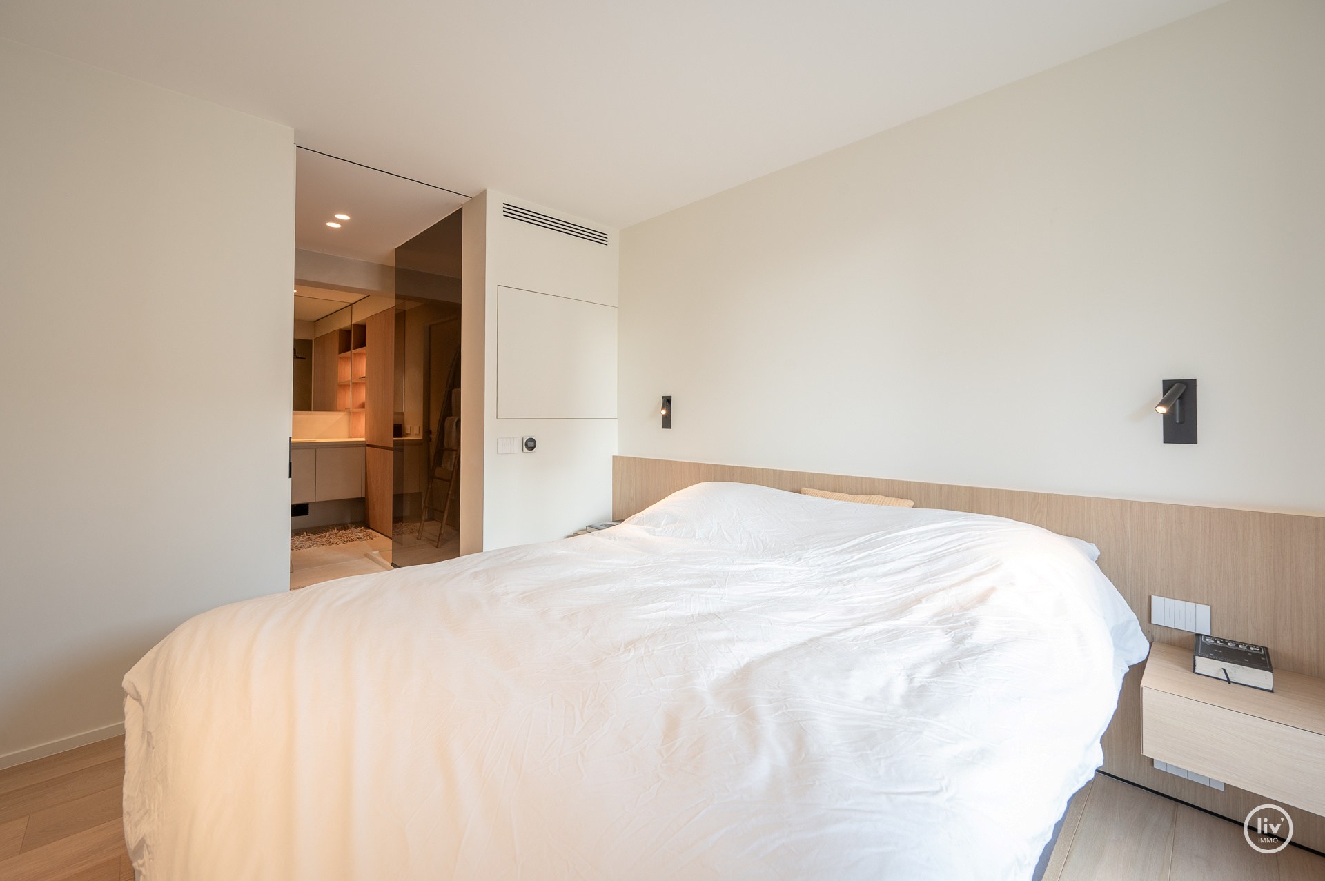 Magnifique appartement rénové avec une vue imprenable sur la mer, idéalement situé sur la digue du Zoute, à proximité de la place Albert. 