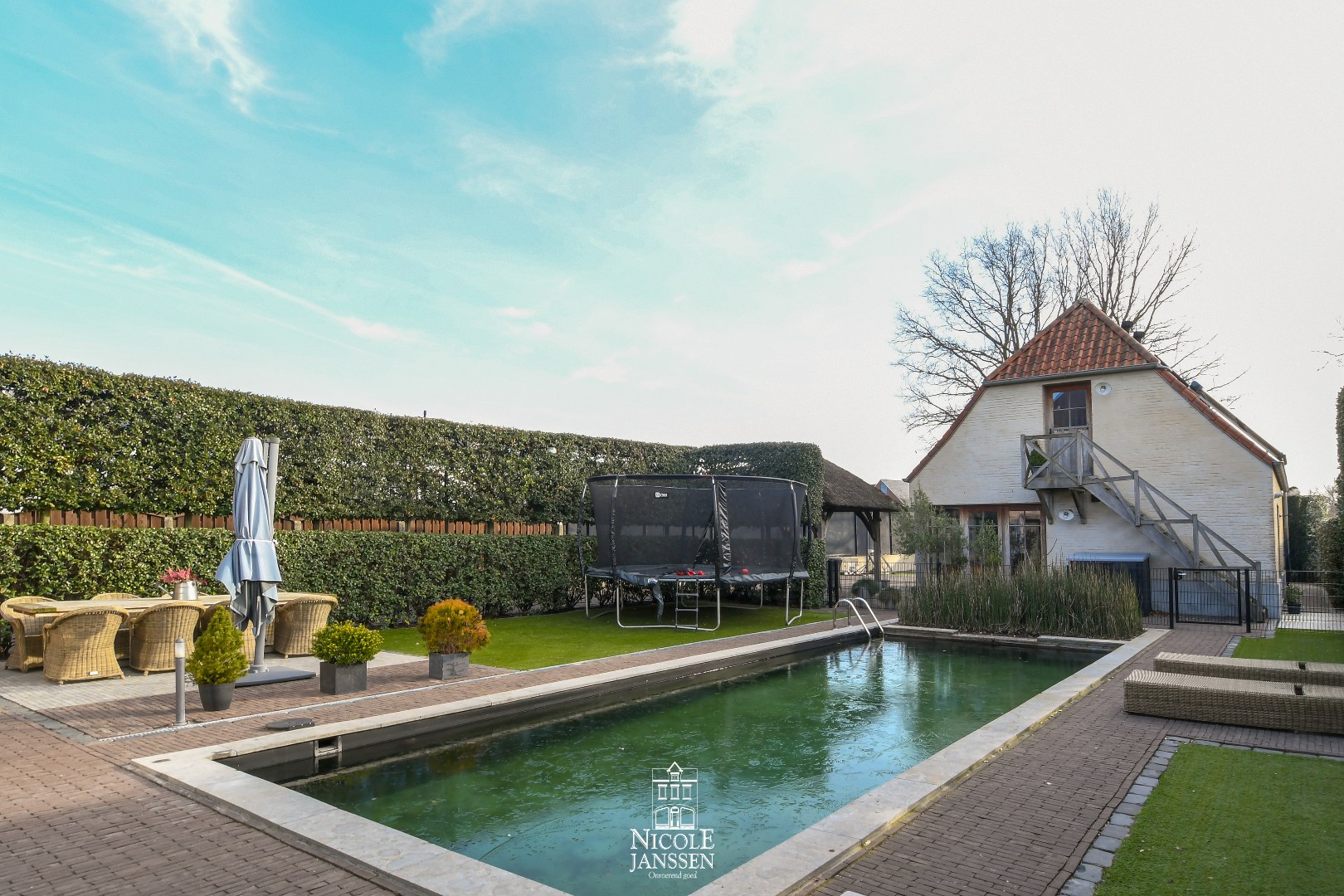 De tuin is voorzien van beregeningsinstallatie 