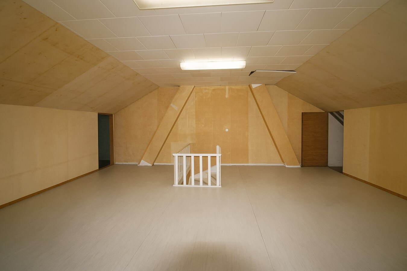 Charmante en ruime halfopen bebouwing met 5 slaapkamers, garage, tuin én topligging in hartje Sint-Niklaas te koop! 