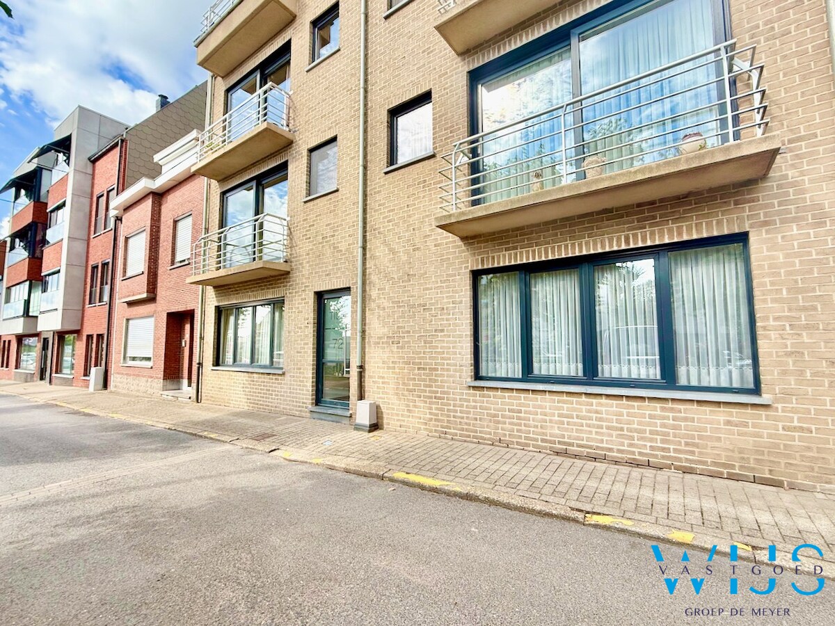 Gelijkvloers appartement met ruim terras in het centrum Ertvelde ! 