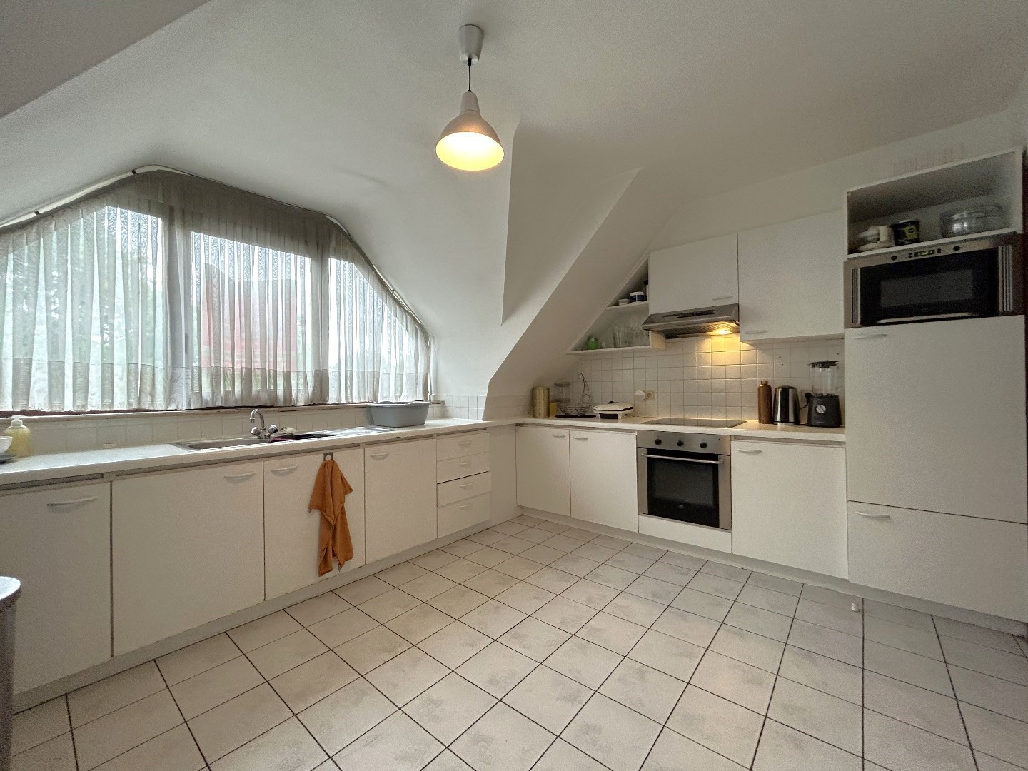 Instapklaar appartement met 2 slpk. en zeer groot terras in centrum Geel 