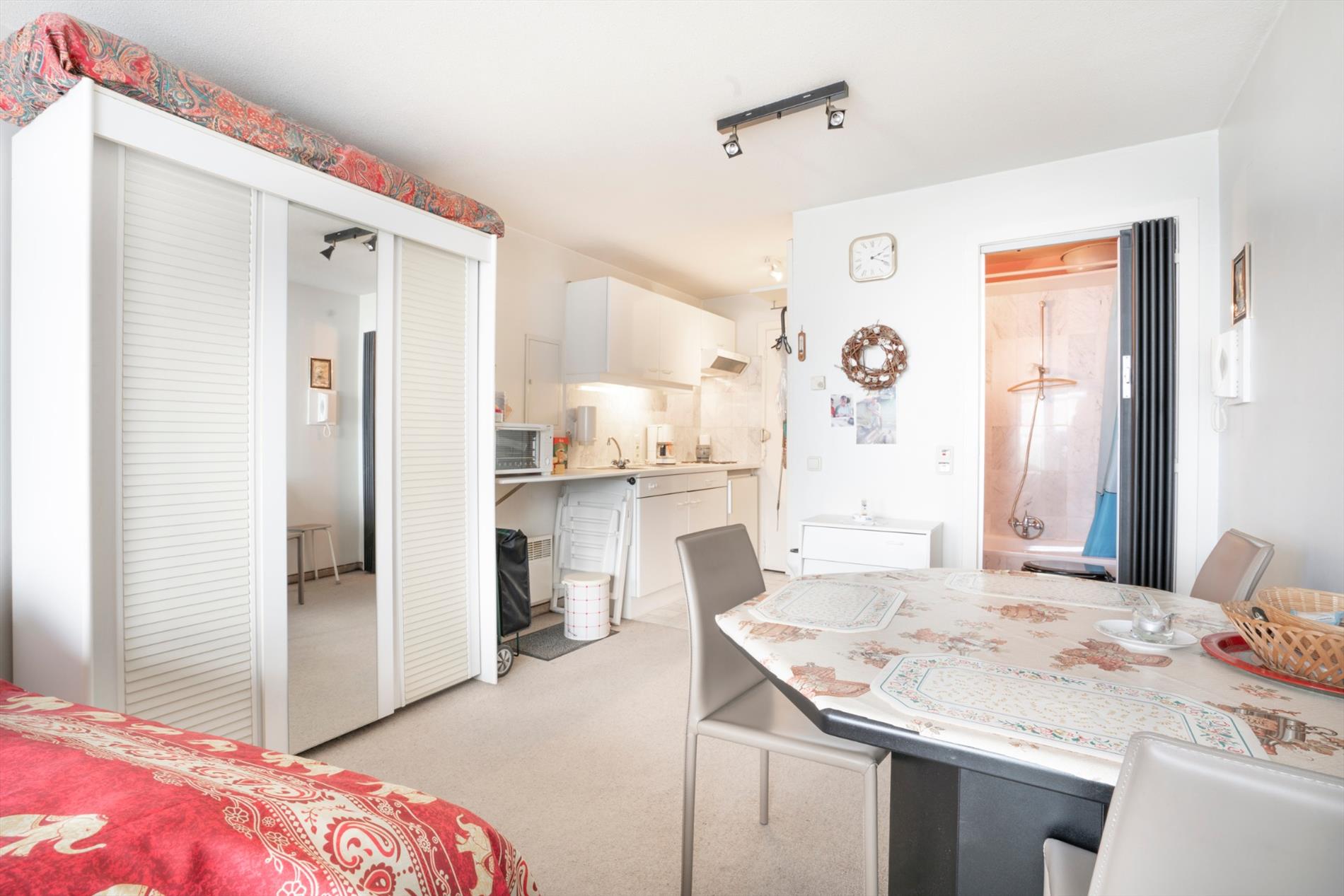 MOOIE STUDIO MET ZIJDELINGS ZEEZICHT IN CENTRUM OOSTENDE 