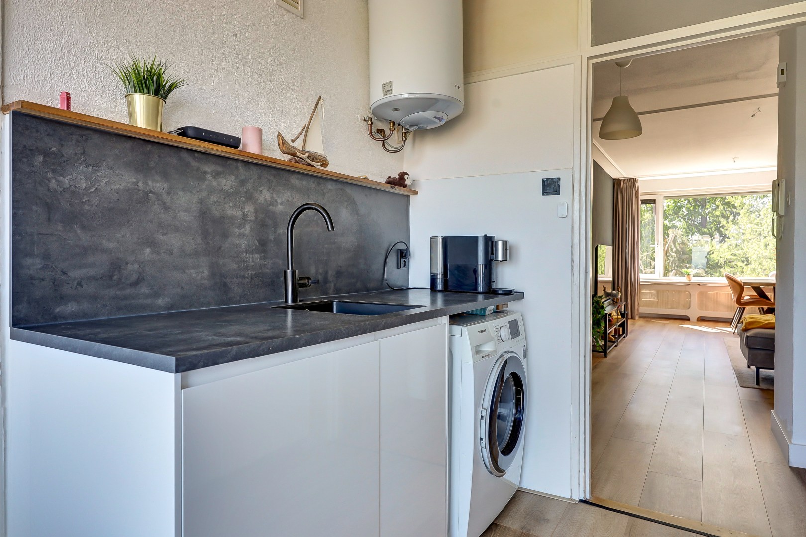 Goed onderhouden en instapklaar 4-kamer hoek-appartement op de 4e verdieping met moderne keuken en badkamer, 3 balkons en gelegen op eigen grond. 