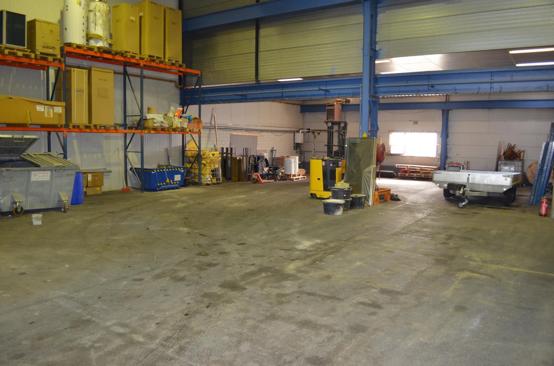 Magazijn (+/- 650m²), nieuwbouw duplex loft en bureau op 921m² goed gelegen te Maldegem 