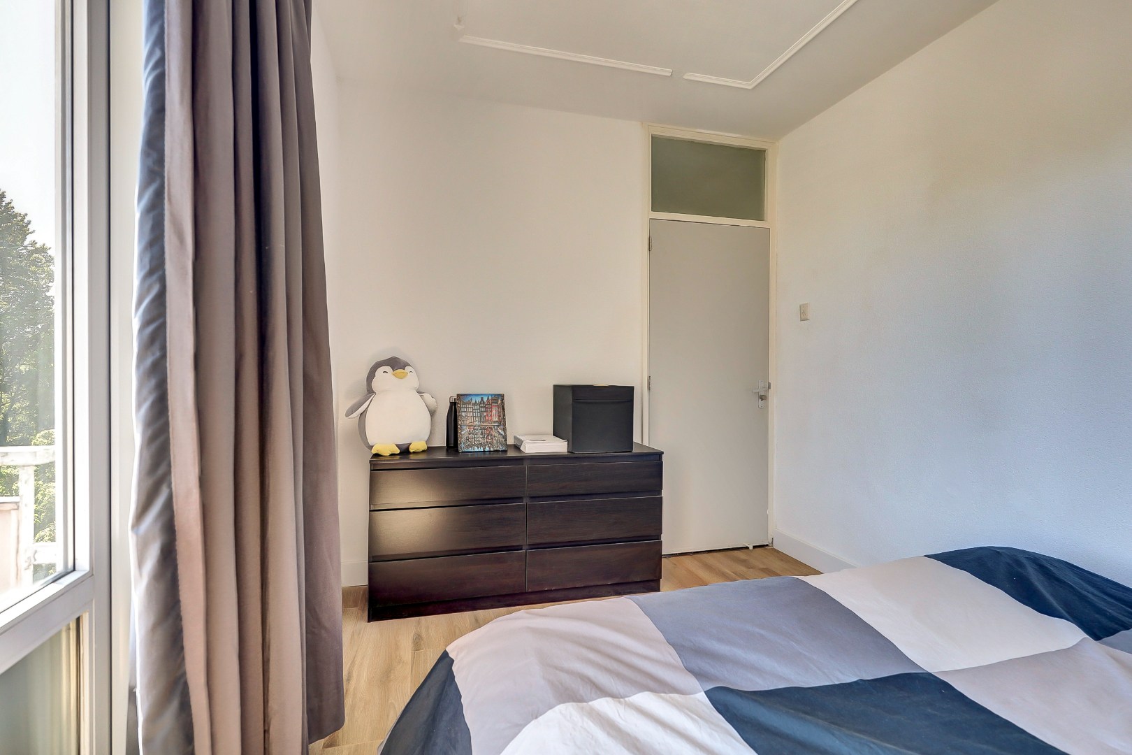 Goed onderhouden en instapklaar 4-kamer hoek-appartement op de 4e verdieping met moderne keuken en badkamer, 3 balkons en gelegen op eigen grond. 