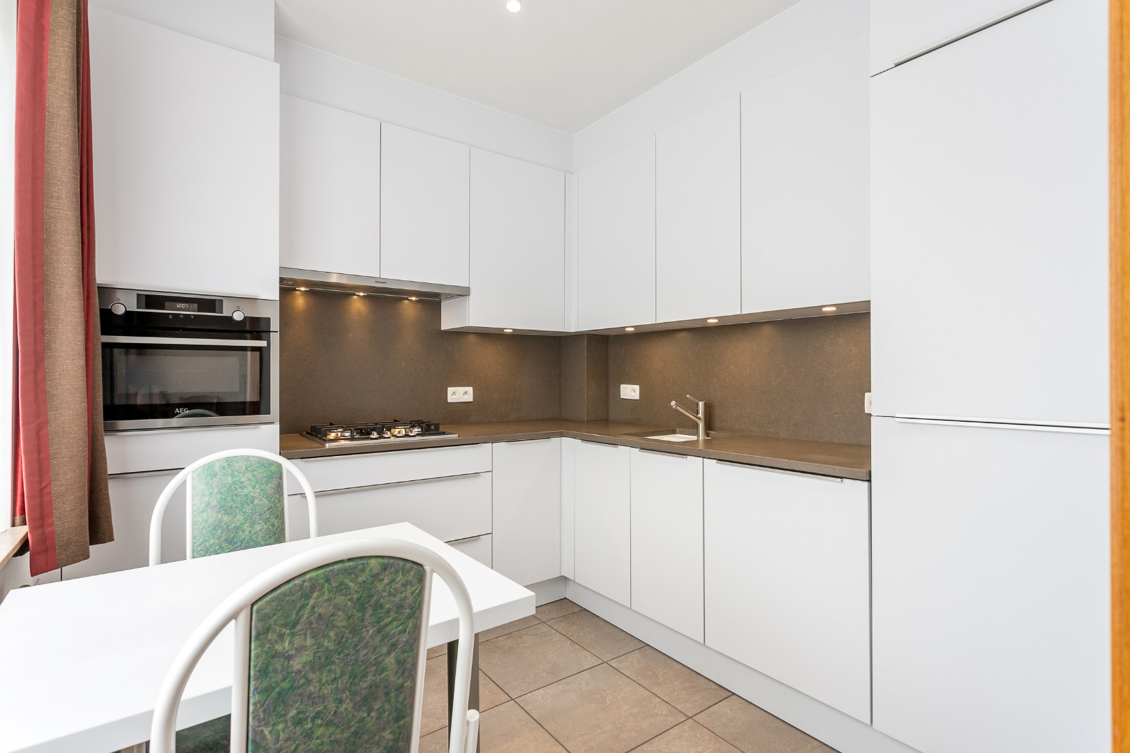 Verzorgde 3-gevelwoning met 3 slpk en tuin te Halle 