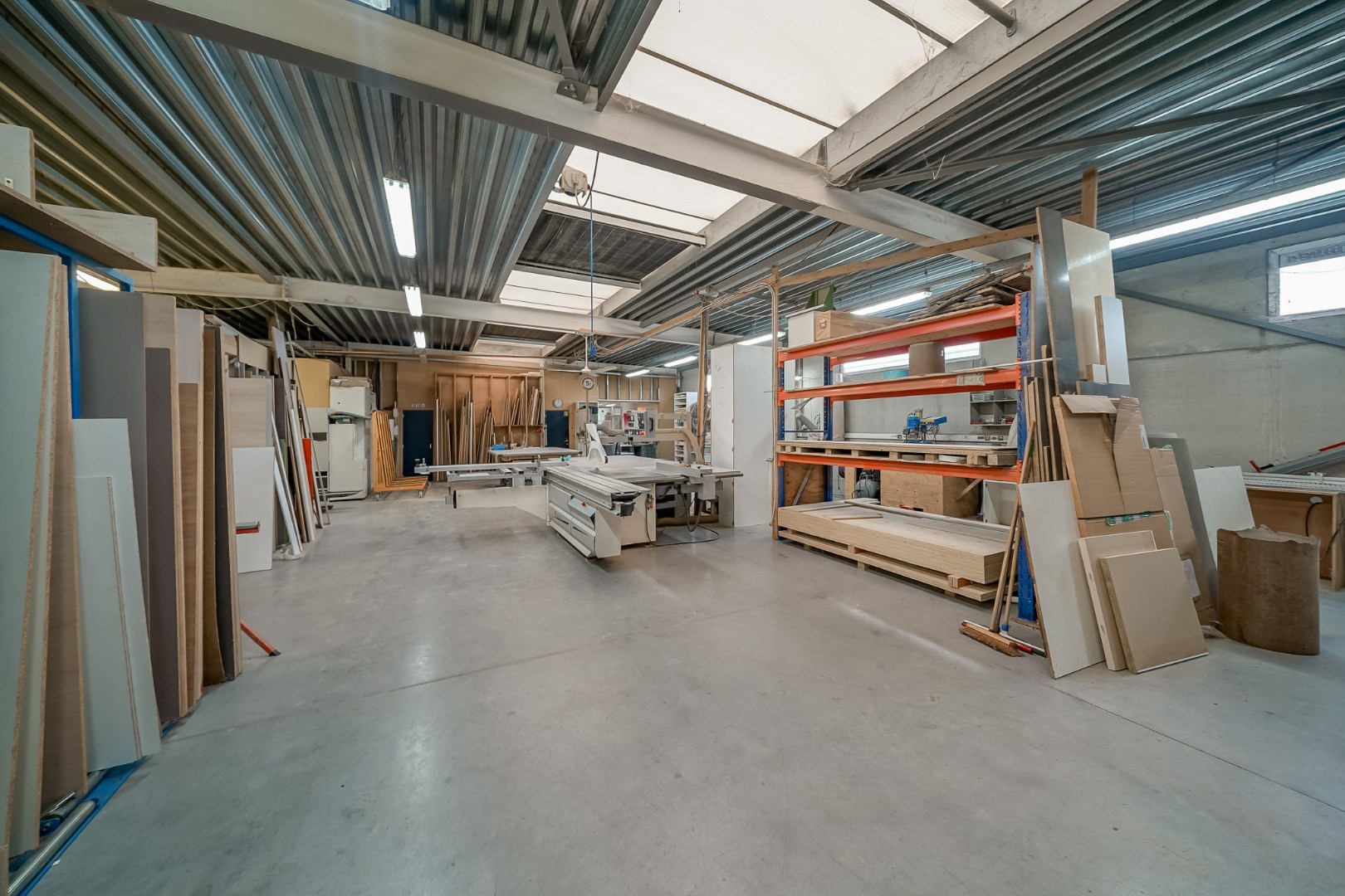 Winkelruimte met magazijn en woonst te Oostende 