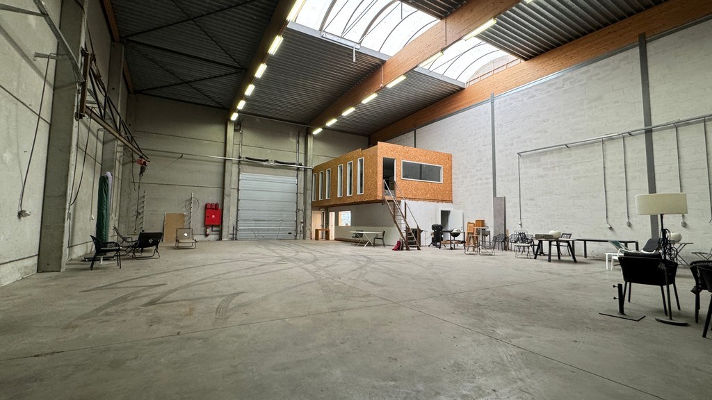 Magazijn met bureel te huur in Booiebos in Drongen