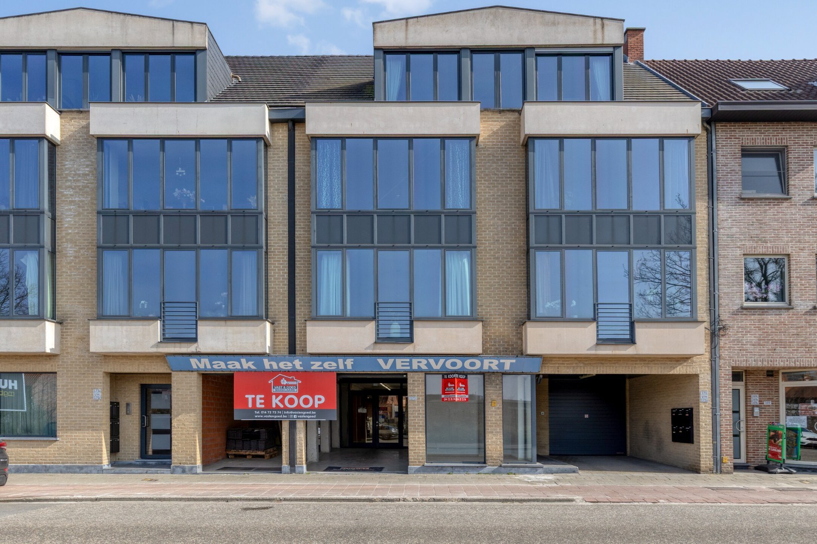 Handelsgelijkvloers met achter-inrit op commerciële ligging in centrum Geel 