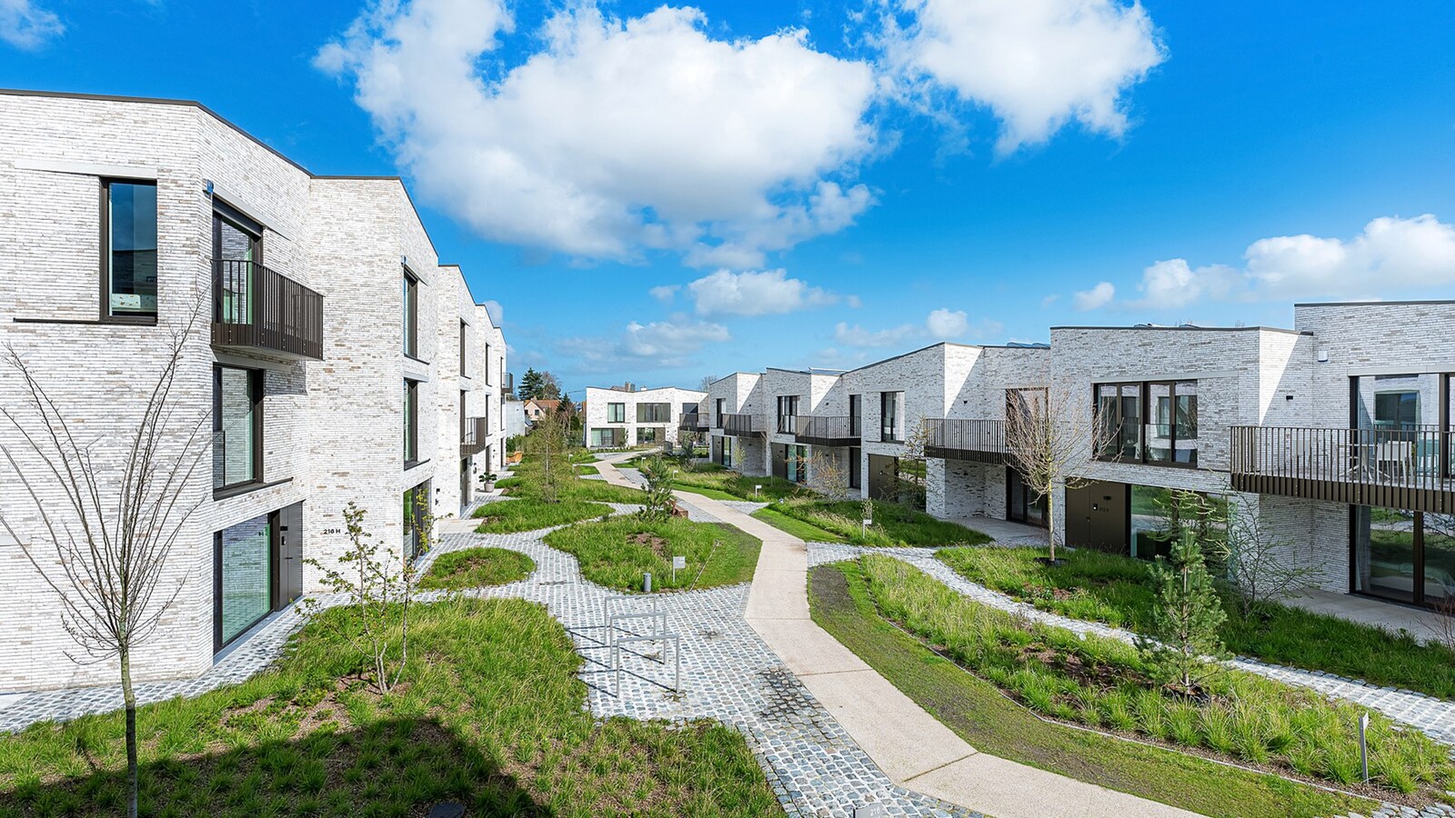 Exclusief verblijf met lift, terrassen en uitzonderlijke volumes in een groene-autovrije verkaveling te Knokke. 