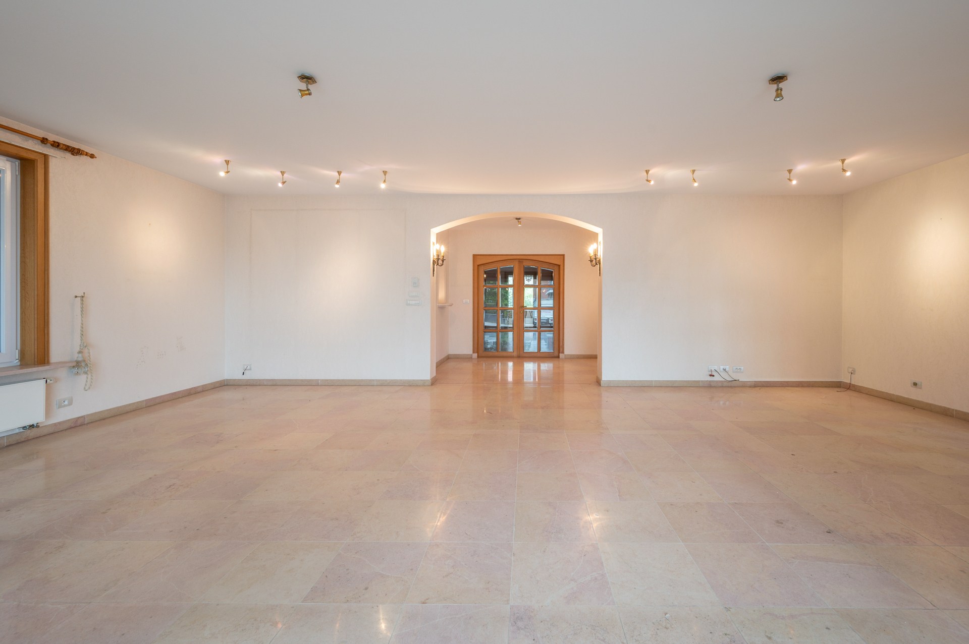 Ontdek deze karaktervolle villa, rustig gelegen in het gegeerde Duinbergen, op wandelafstand van het strand (incl. zeer ruime dubbele inpandige garage) 