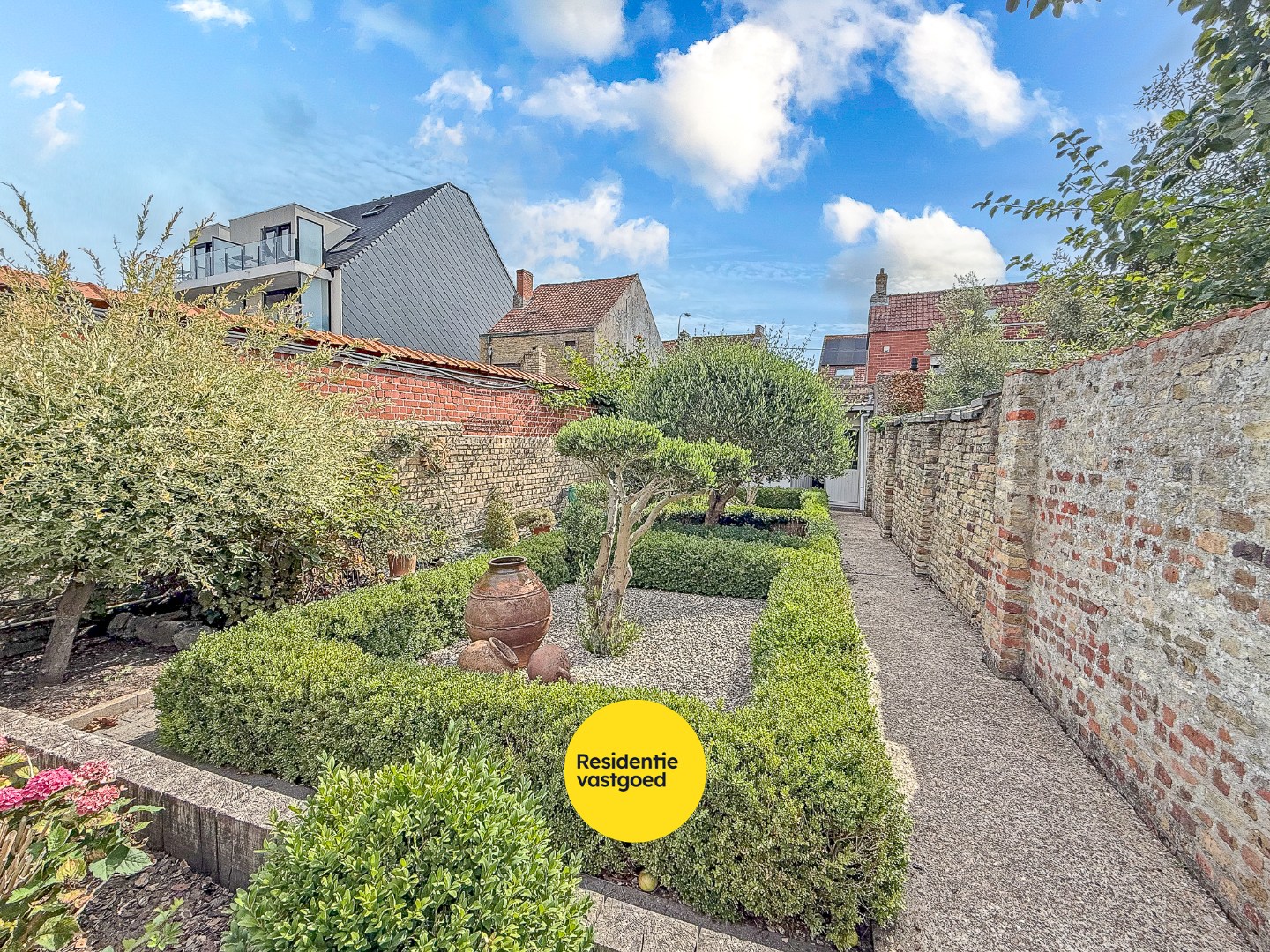 Prachtig herehuis met woonst en handelsruimte te Nieuwpoort-Stad op een zeer commerciële ligging in de Marktstraat op 400 m². 