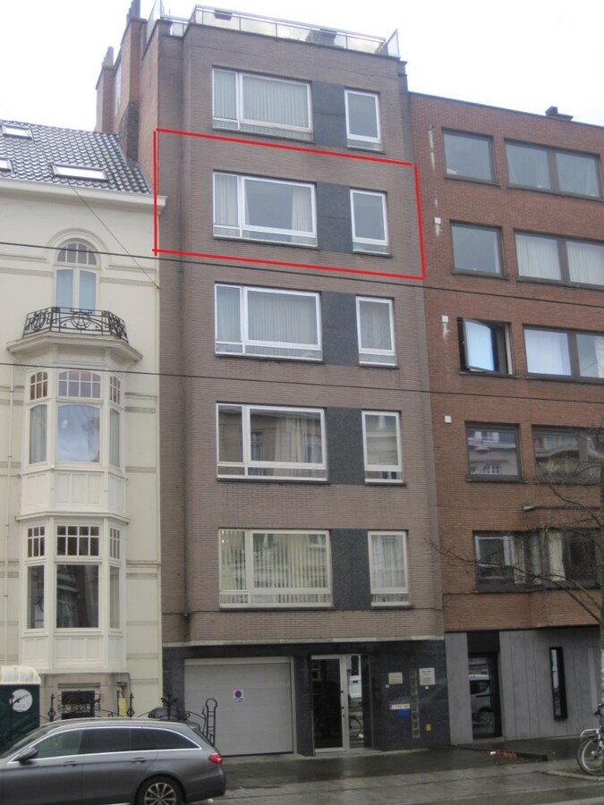 Ruim appartement (4°V) nabij St-Pieters-station 