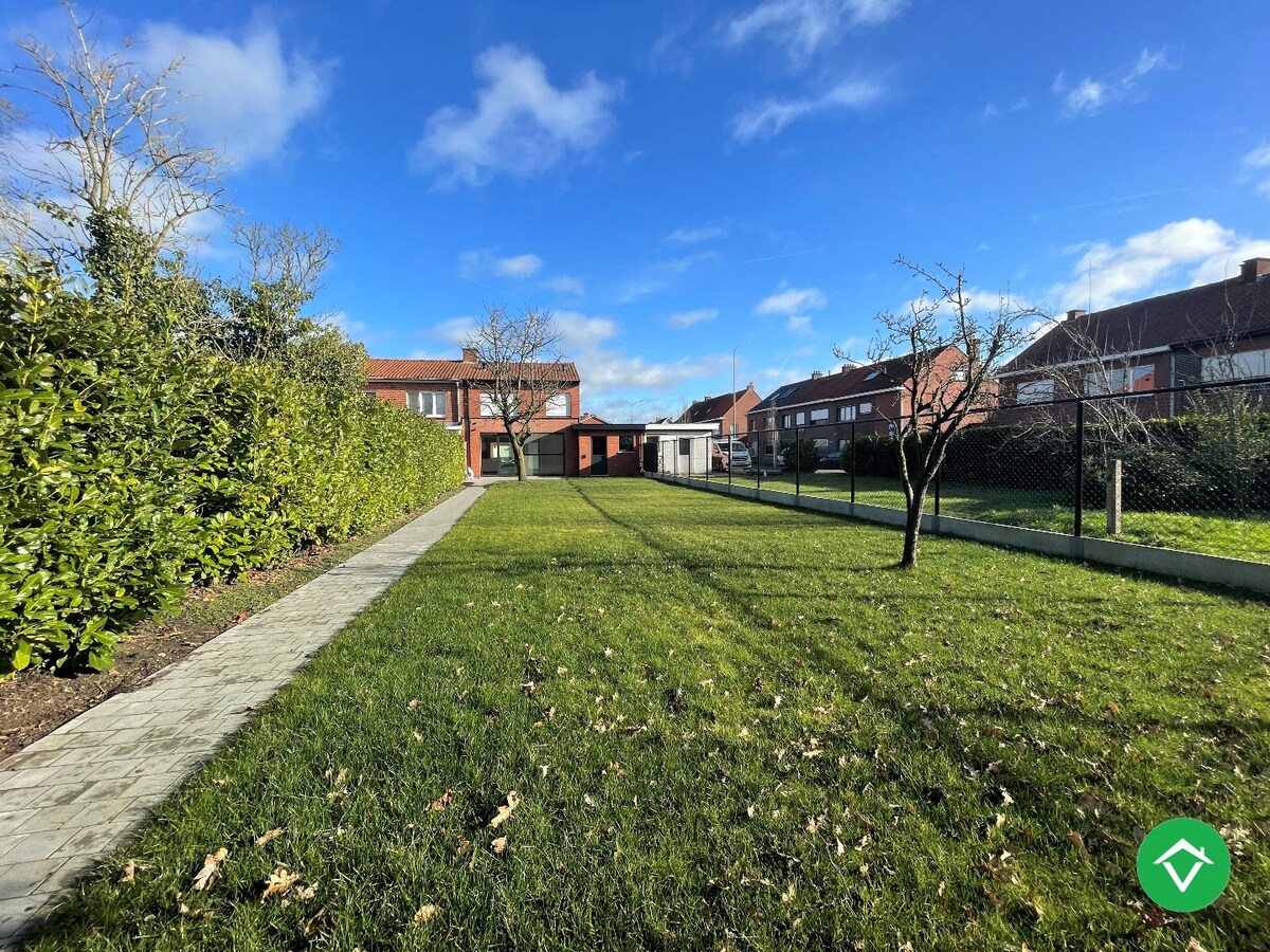 Ruime, gerenoveerde woning met twee slaapkamers te Roeselare 