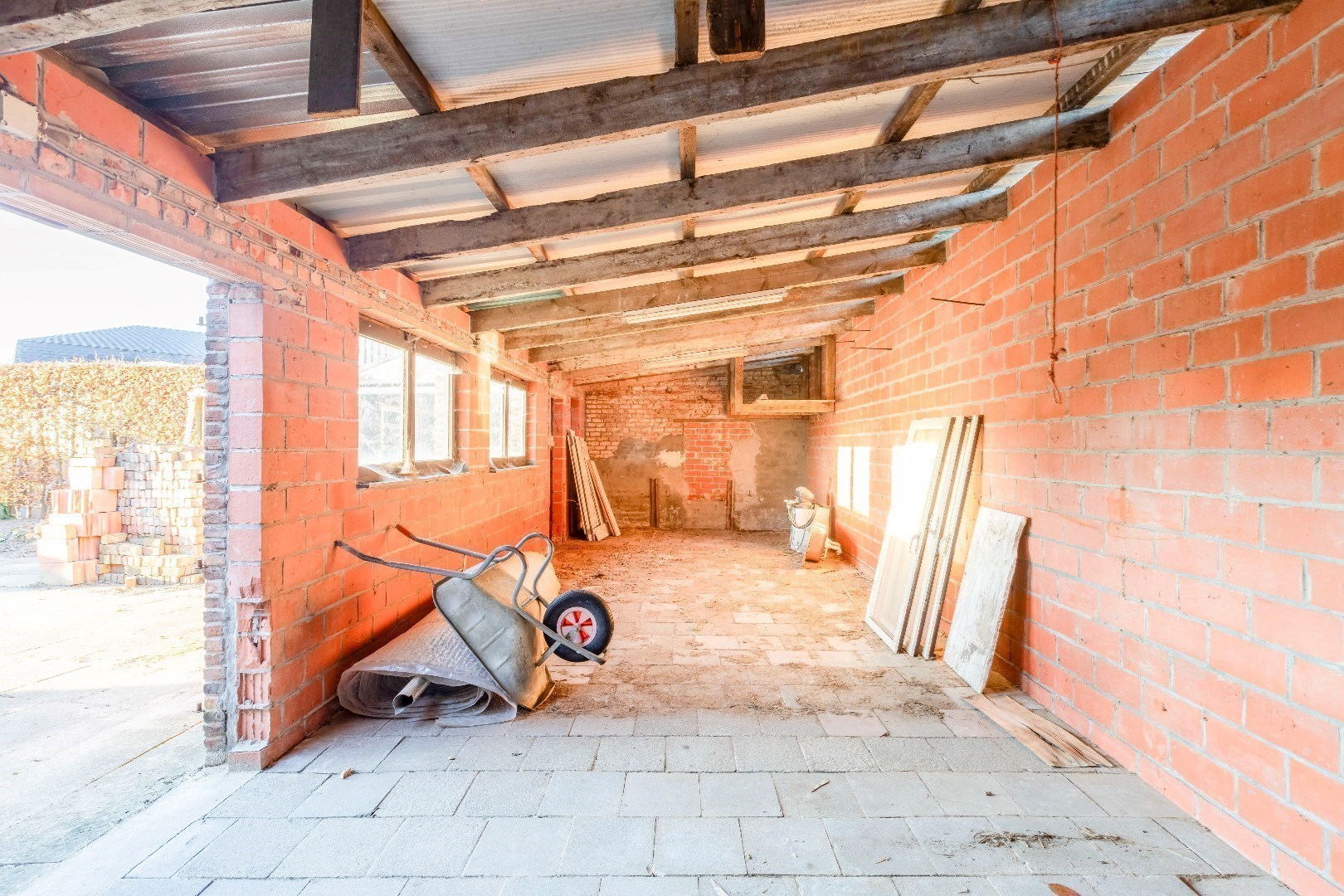 Ruime villa met 5 slp + dubbele garage en grote loods (104m²) 