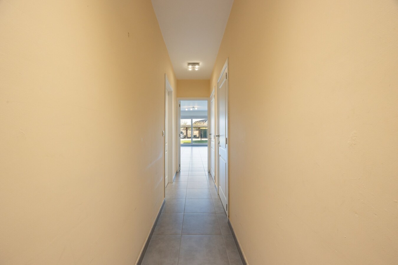 Energiezuinig gelijkvloers appartement met carport in het centrum van Broechem 