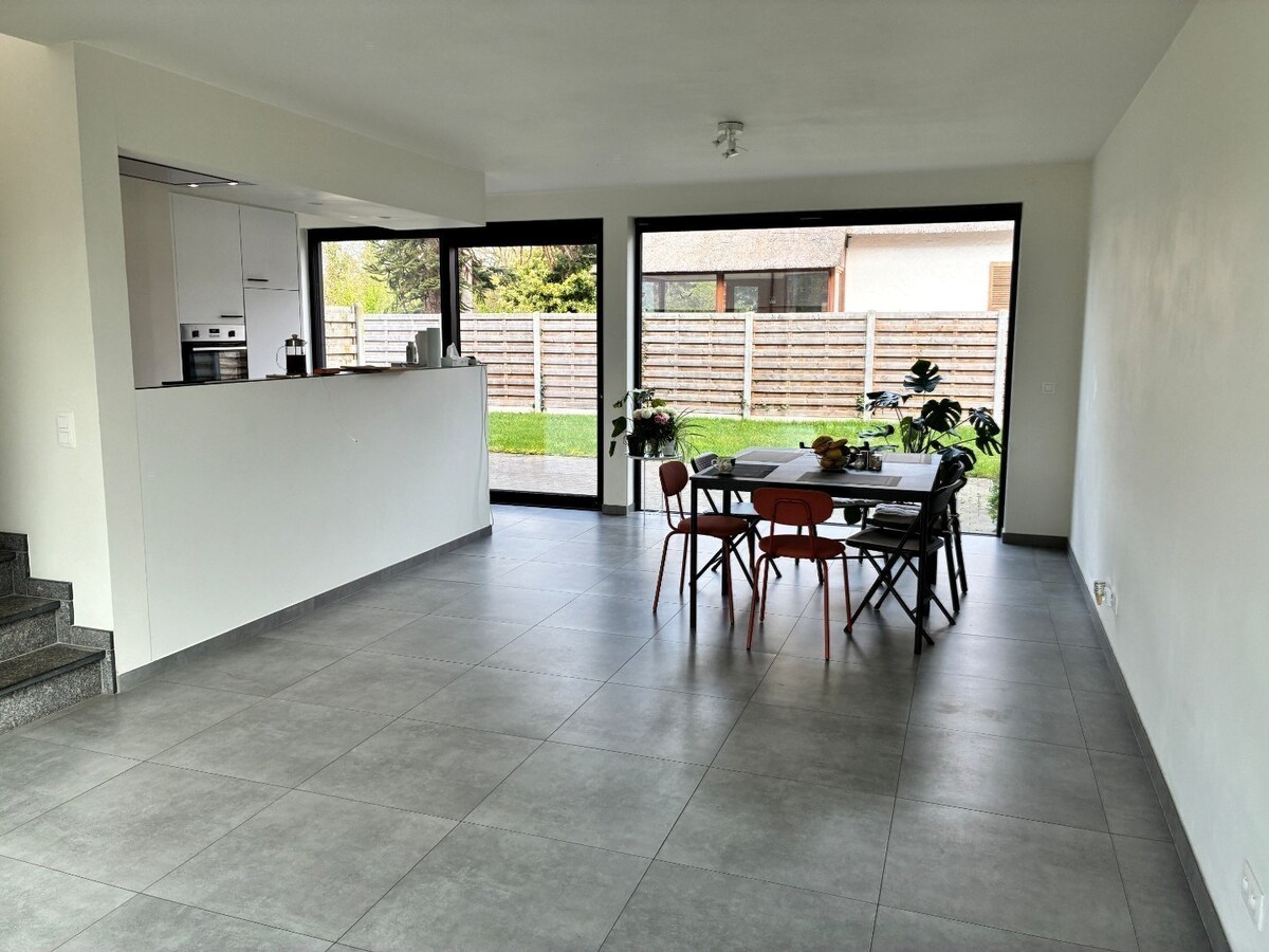 Nieuwbouwwoning op 50m van tramhalte - met terras en tuin ! 