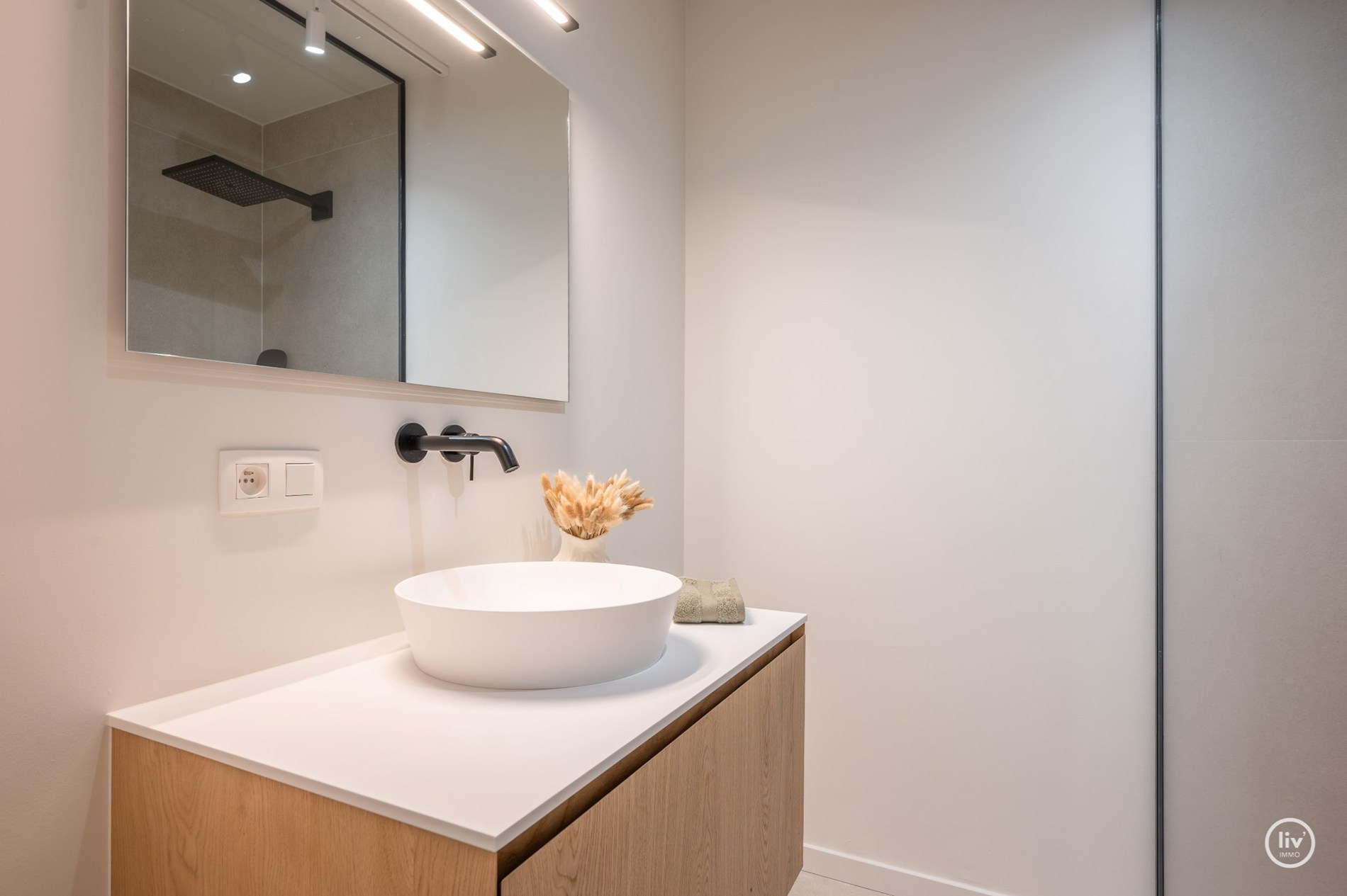 Schitterend gerenoveerd appartement, rustig gelegen, nabij de Lippenslaan en vlakbij de zee te Knokke. 