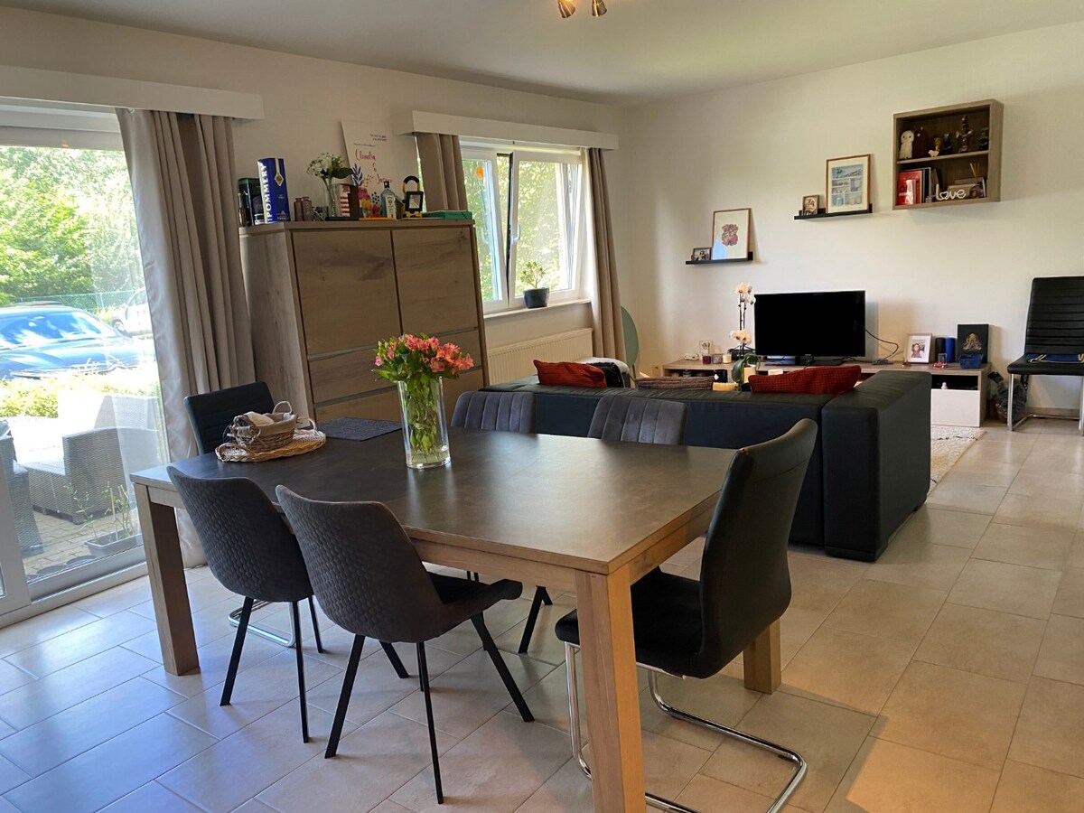 Eigentijds appartement met 2 autostaanplaatsen 