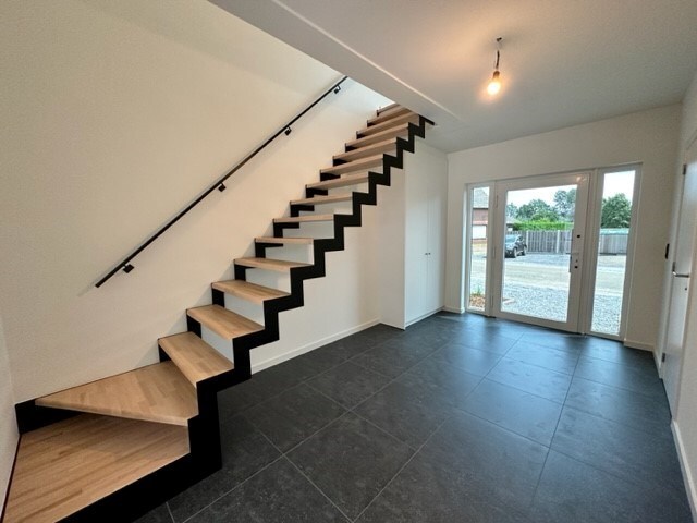 Comfortabele, hoog afgewerkte en energiezuinige nieuwbouwwoning gelegen in een rustige omgeving in Neeroeteren. 